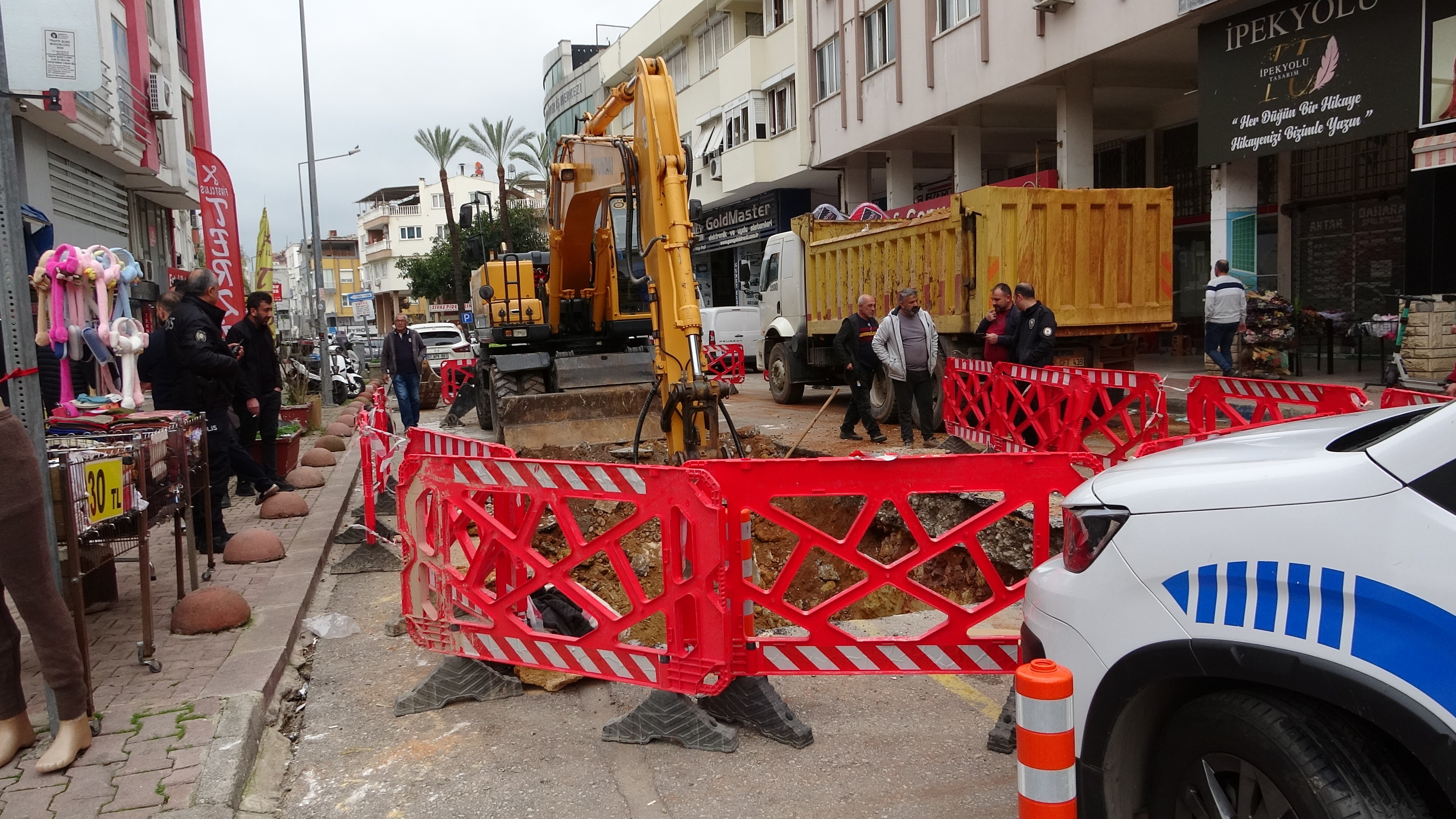 Antalya'da Belediye Kazısında Kemik Parçaları Bulundu (5)