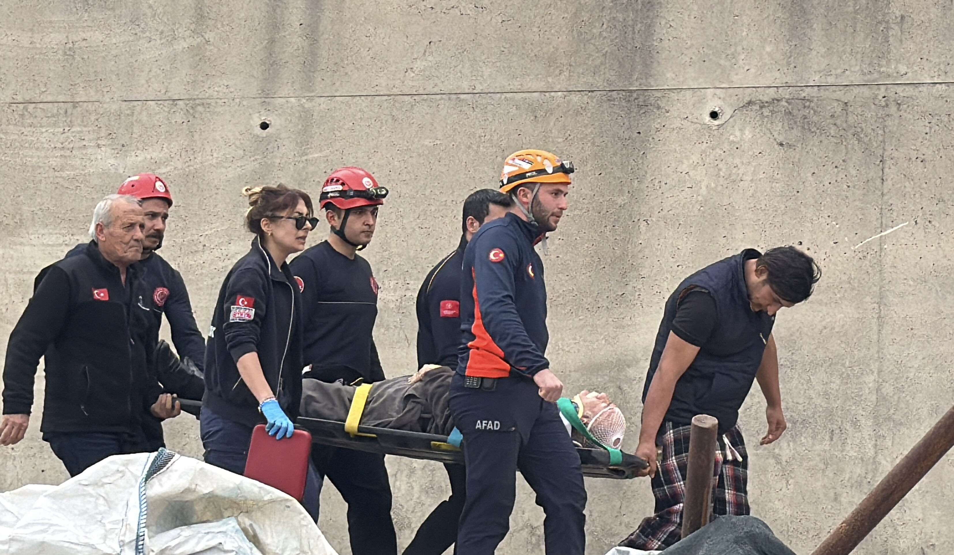 Antalya’da Beton Bloklar Arasında Can Pazarı (3)