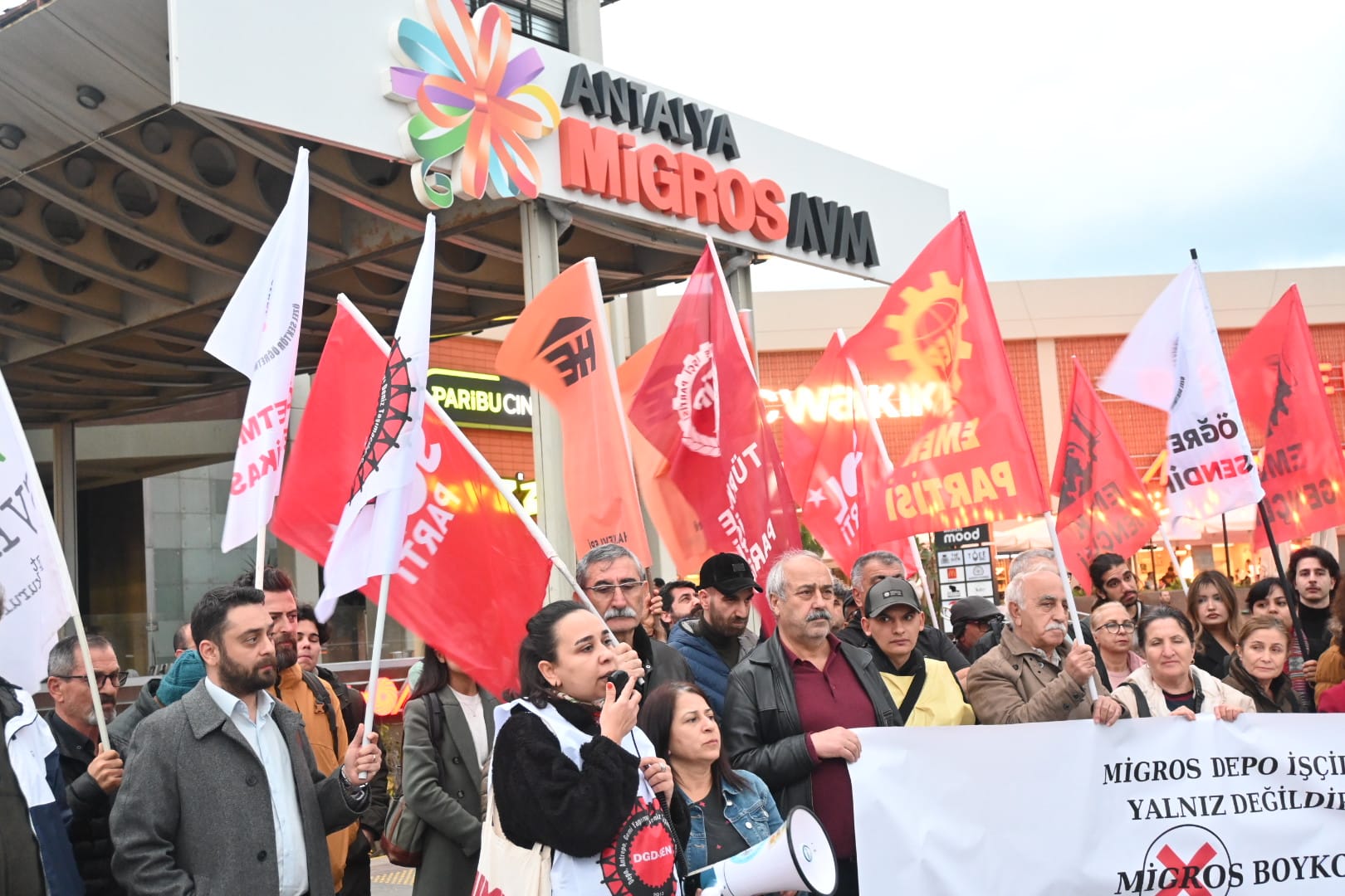 Antalya’da Binlerce Emekçi Ekmek Mücadelesinde! Antalya’dan Migros Yönetime Çağrı (1)-1