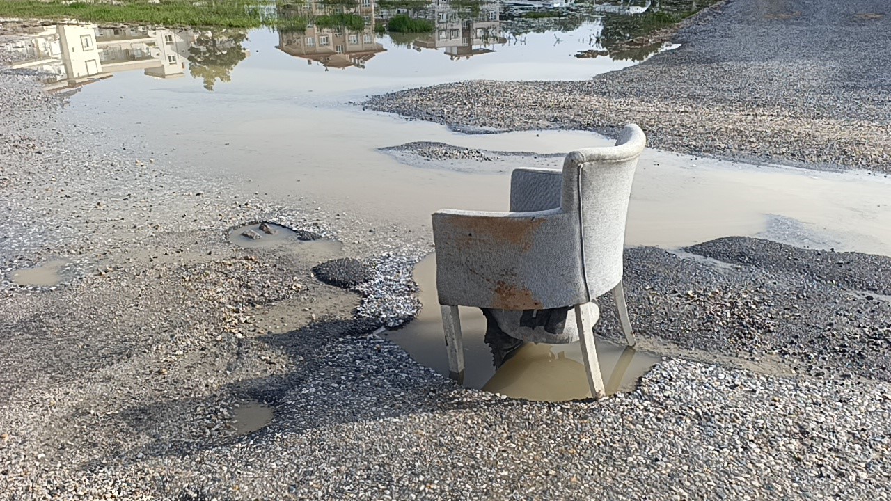 Antalya’da Çöken Yola Vatandaşlardan Koltuklu Önlem (3)