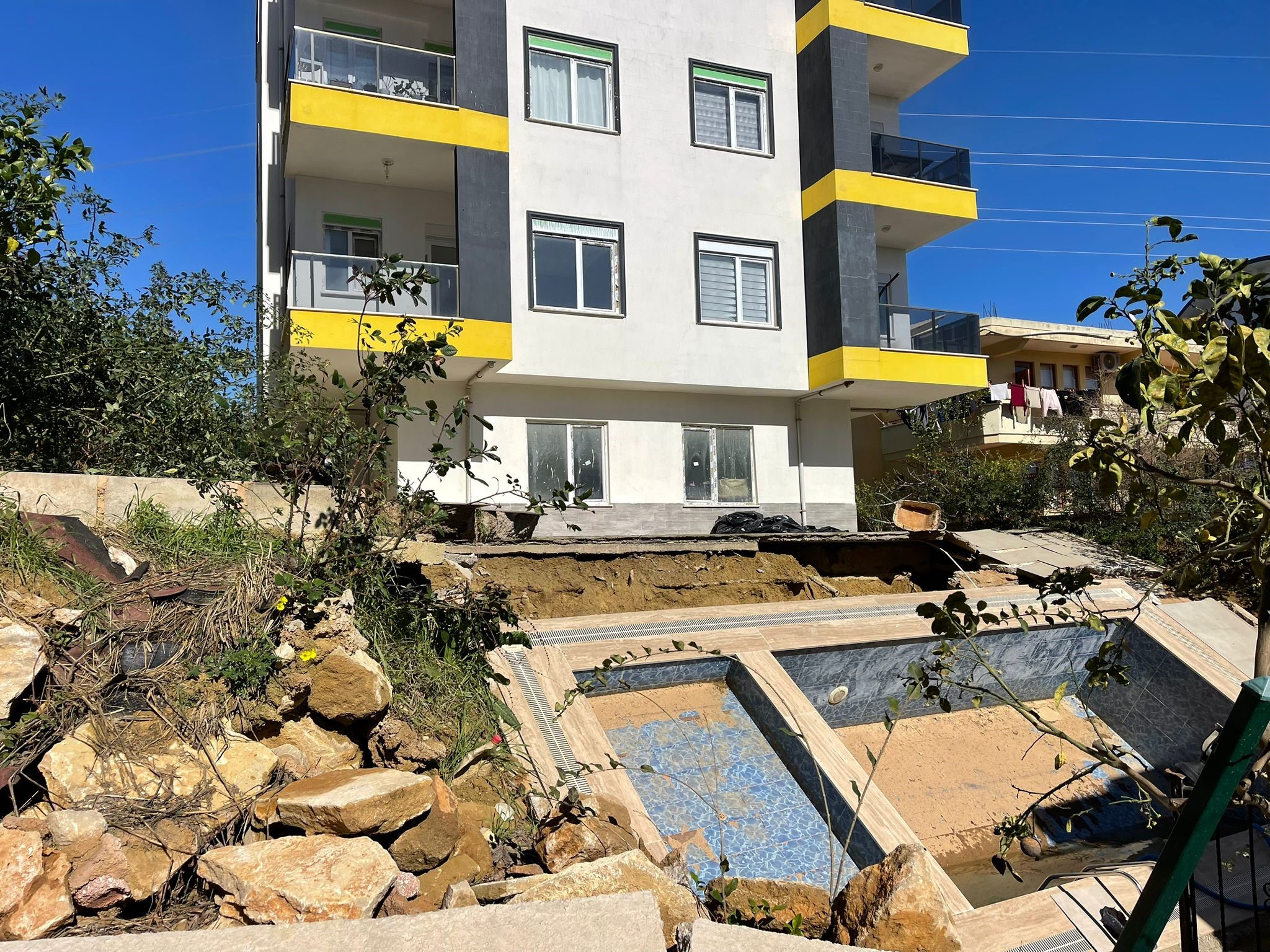 Antalya’da Havuz Çöktü 7 Katlı Apartman Tahliye Edildi (3)