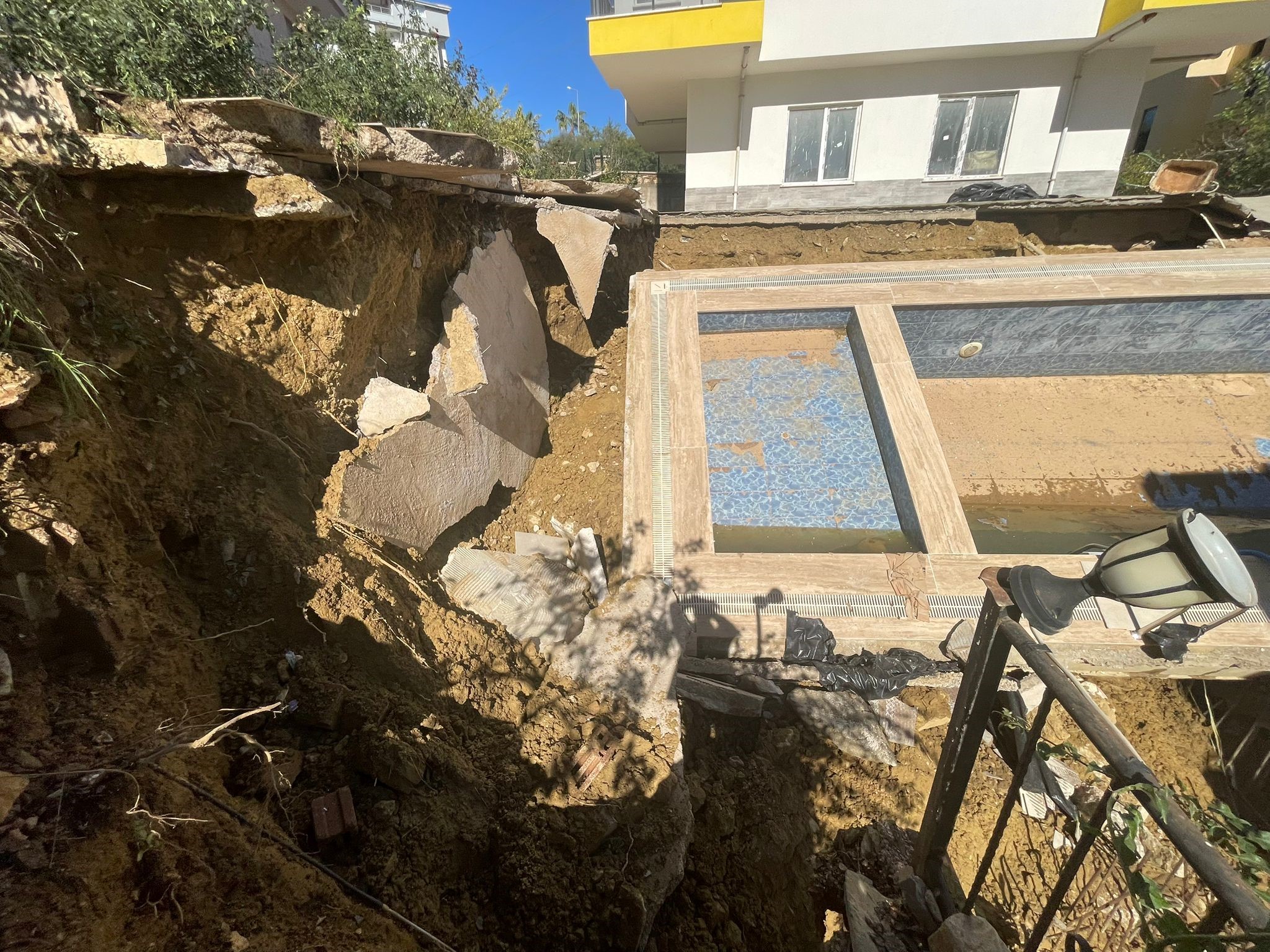 Antalya’da Havuz Çöktü 7 Katlı Apartman Tahliye Edildi (4)