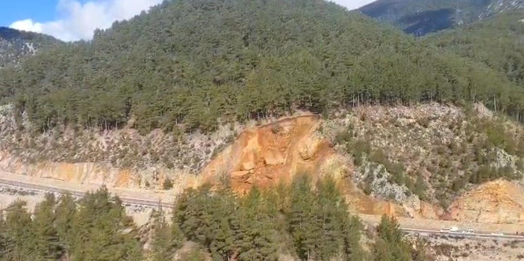 Antalyada Heyelan Alarmı Ilçenin Tek Yolu Kapandı (1)