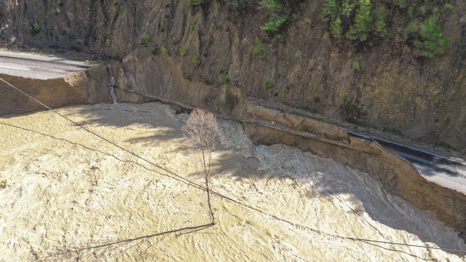 Antalya’da Heyelan Yolu Yuttu! Yol Trafiğe Kapandı (1)