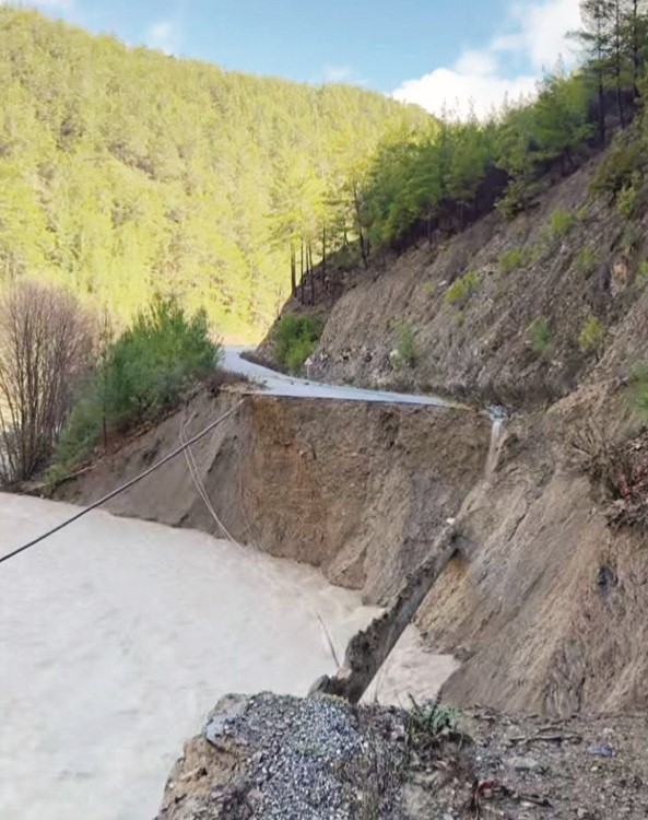 Antalya’da Heyelan Yolu Yuttu! Yol Trafiğe Kapandı (2)