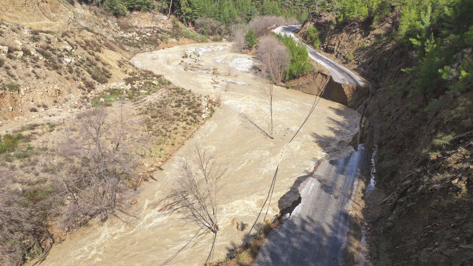 Antalya’da Heyelan Yolu Yuttu! Yol Trafiğe Kapandı (4)