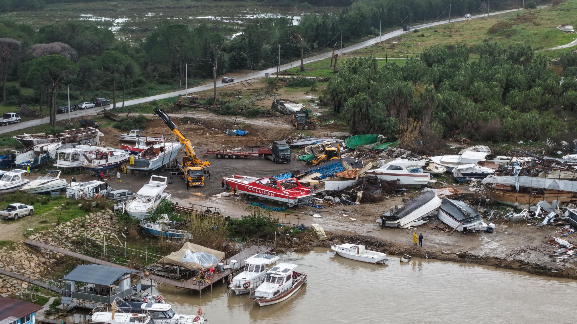 Antalya'da Hortum Sonrası Enkaz Kaldırılıyor; Su Ise Çekilmedi (2)
