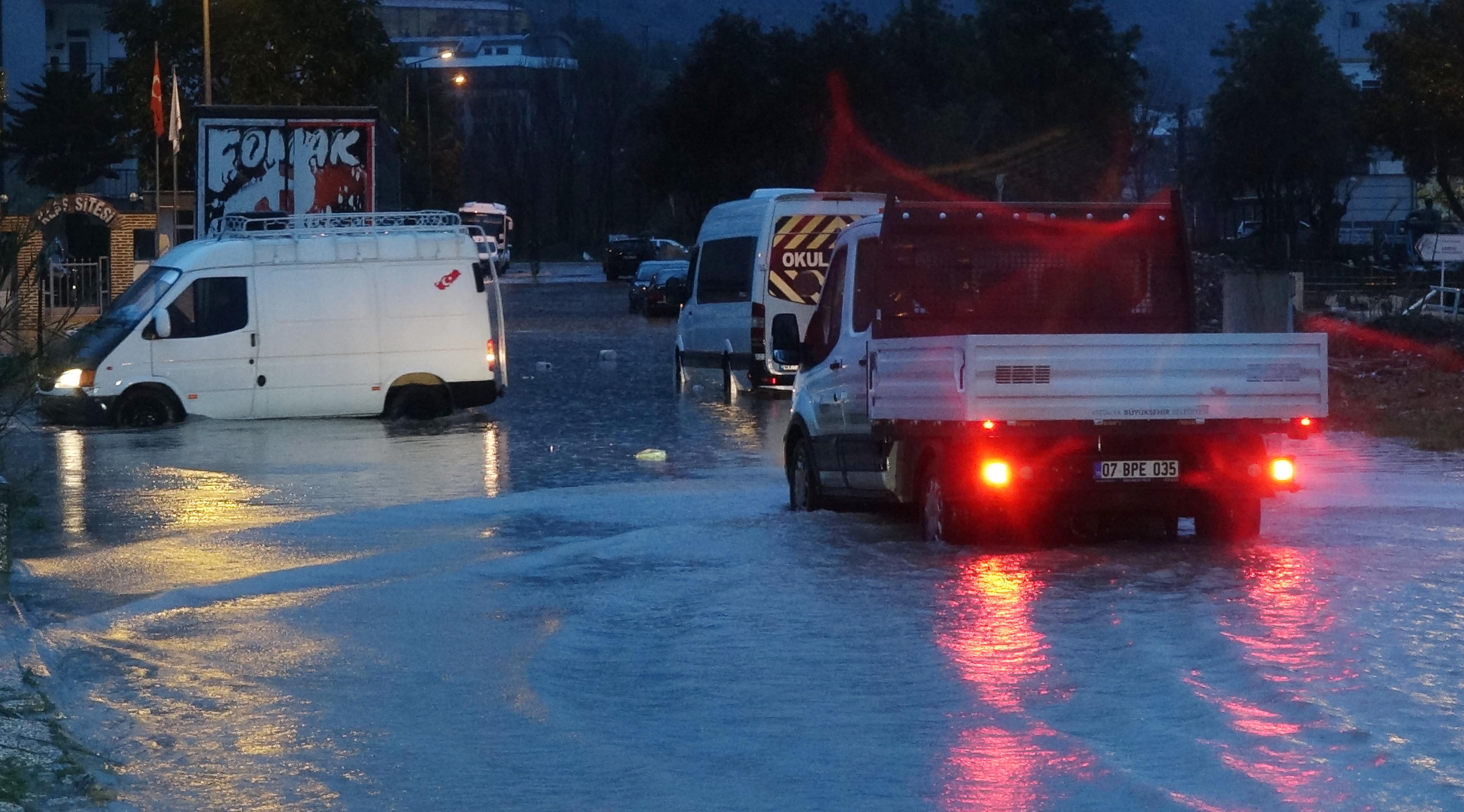 Antalya'da Yağış Kabusu Yeniden Başladı! Antalya Hortum, Sel Ve Fırtına Etkisinde (5)