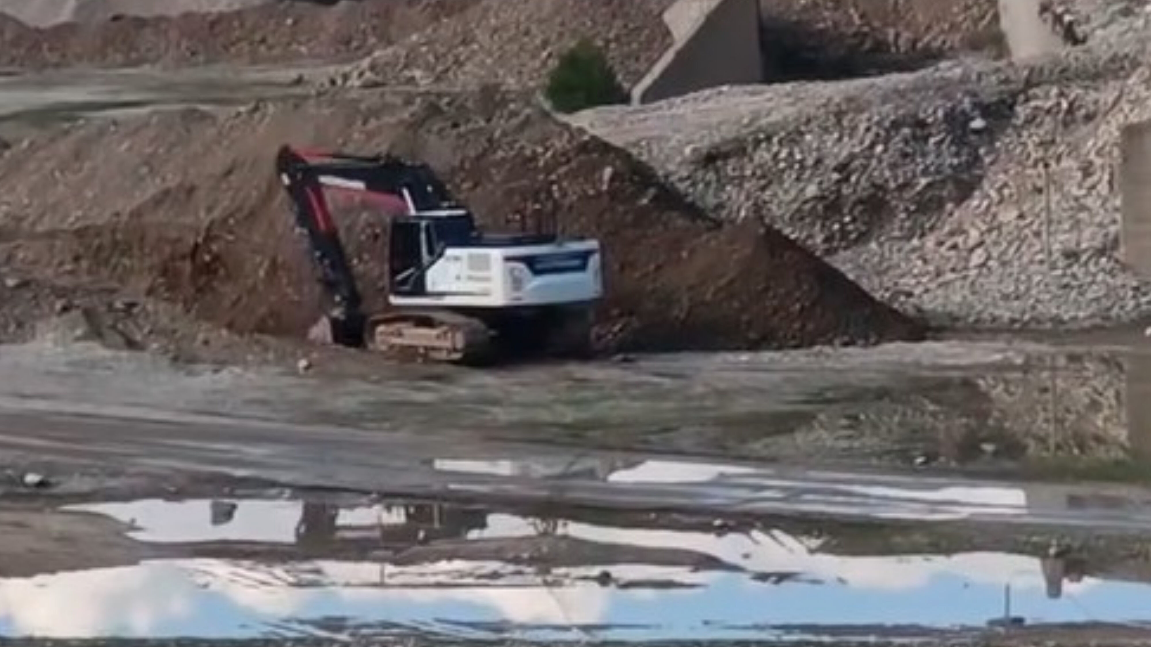 Antalya’da Yargı Kararı Sahaya Yansıdı Toki̇ Projesinde Makineleri Topladı (1)