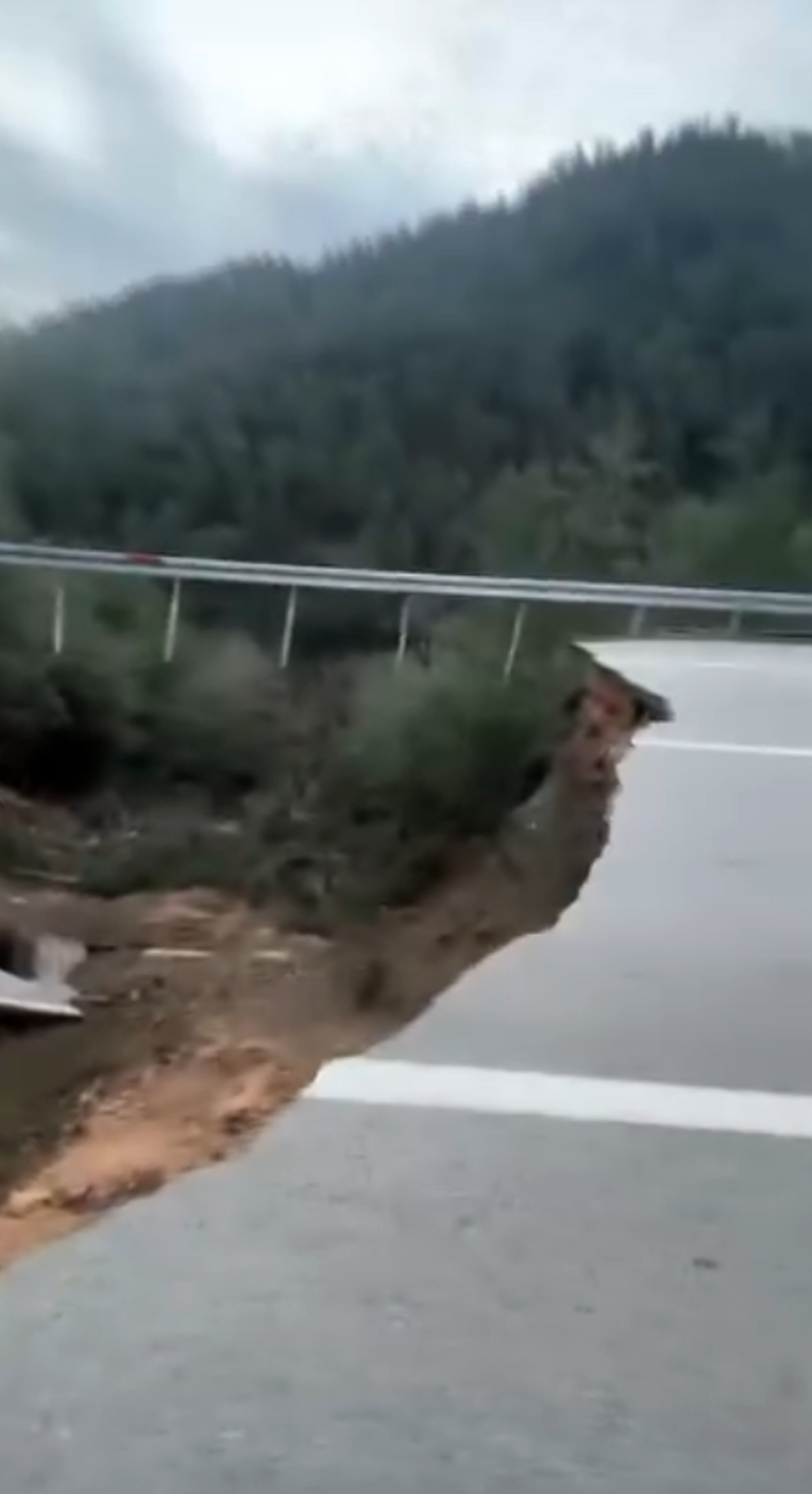 Antalya’da Yol Çöktü 10 Metrelik Çukur Oluştu (1)