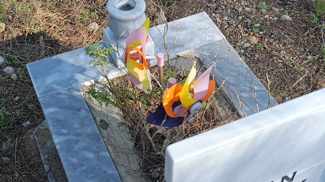 Antalya’daki Mezarlıklarda Duygulandıran Görüntü (5)