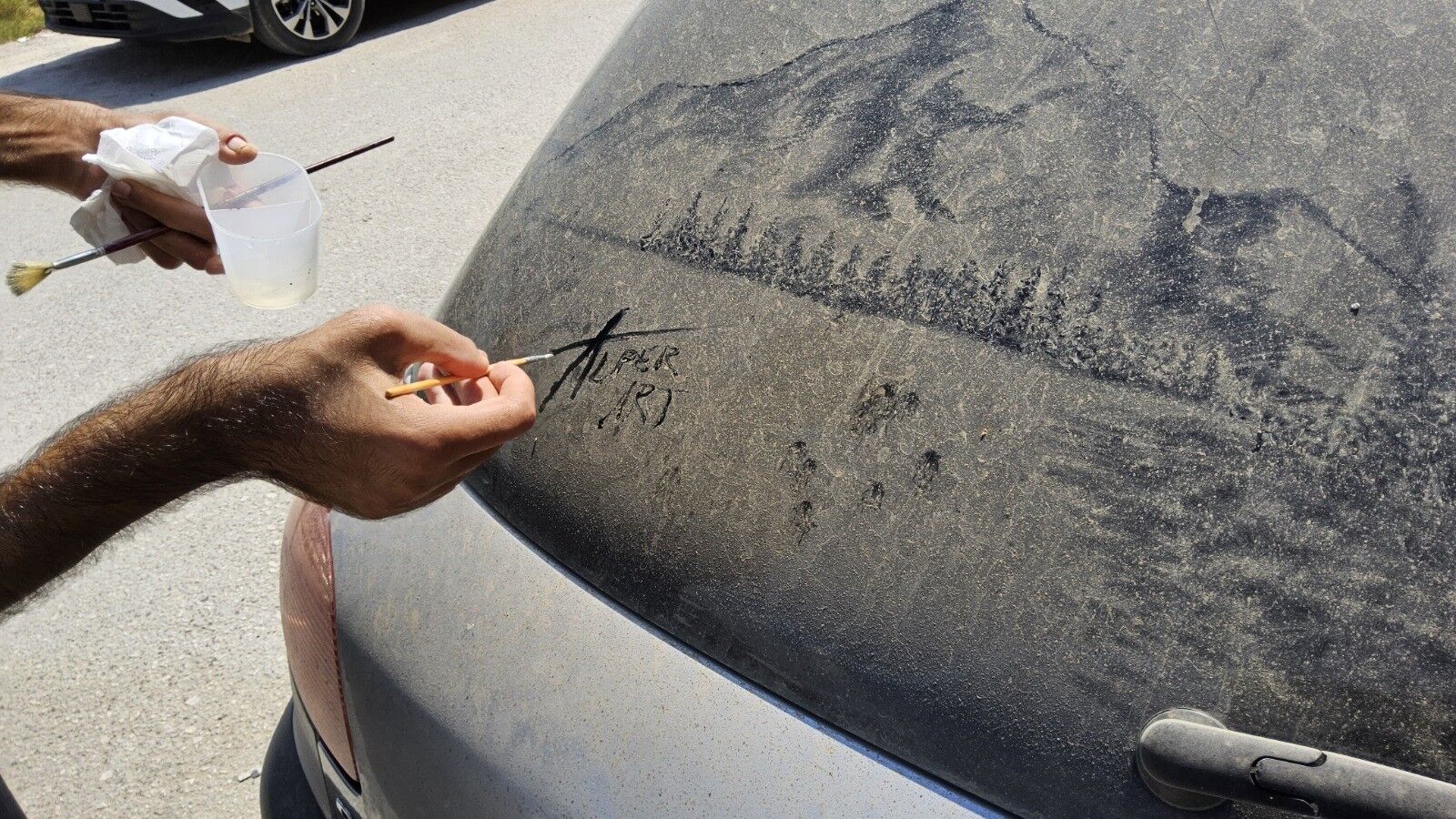 Antalya’daki Tozlu Araçları Sanat Eserine Dönüştürüyor (1)