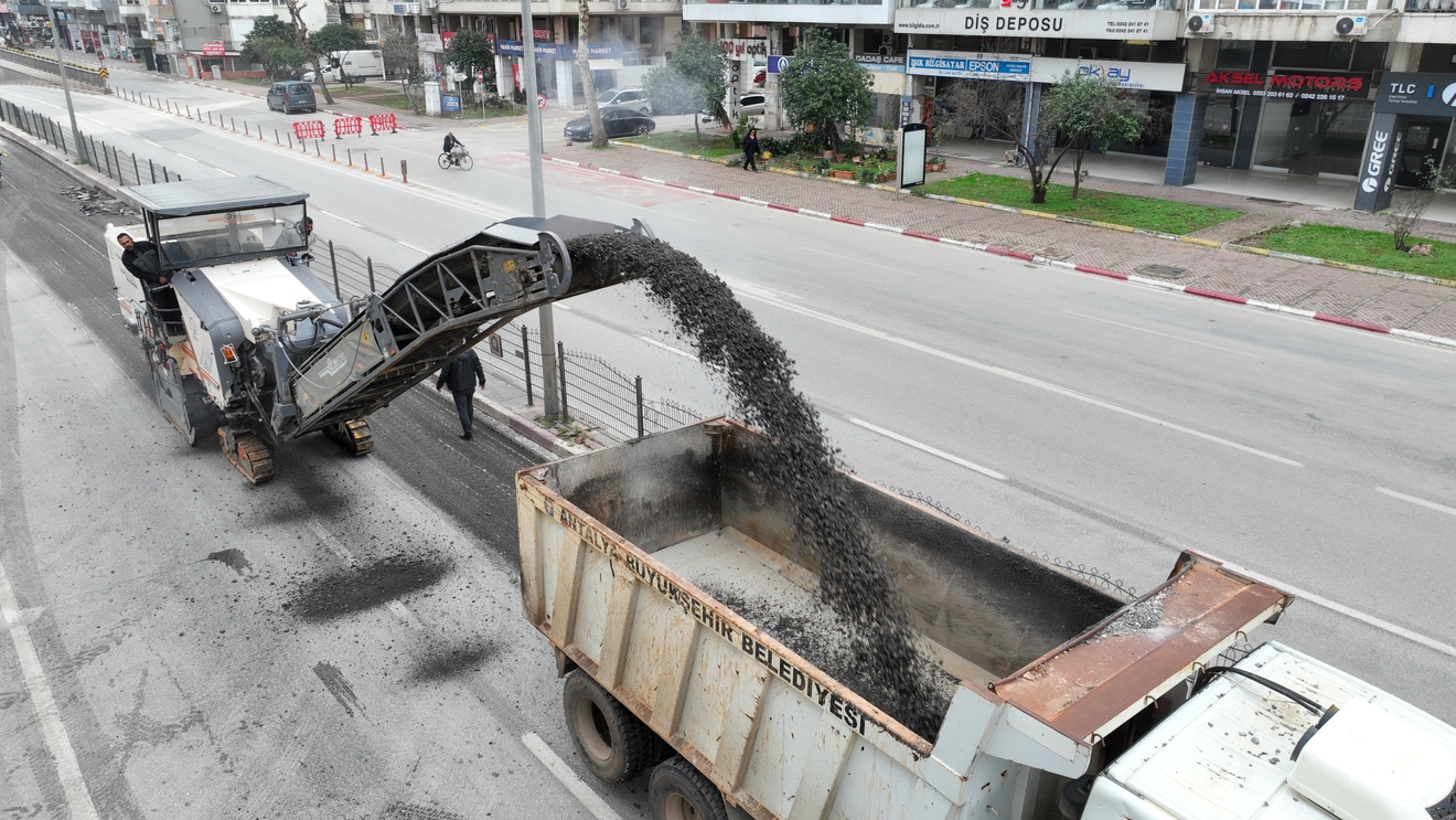 Antalya’nın Kapanan 100. Yıl Bulvarı’ndaki Yol Trafiğe Açıldı (2)
