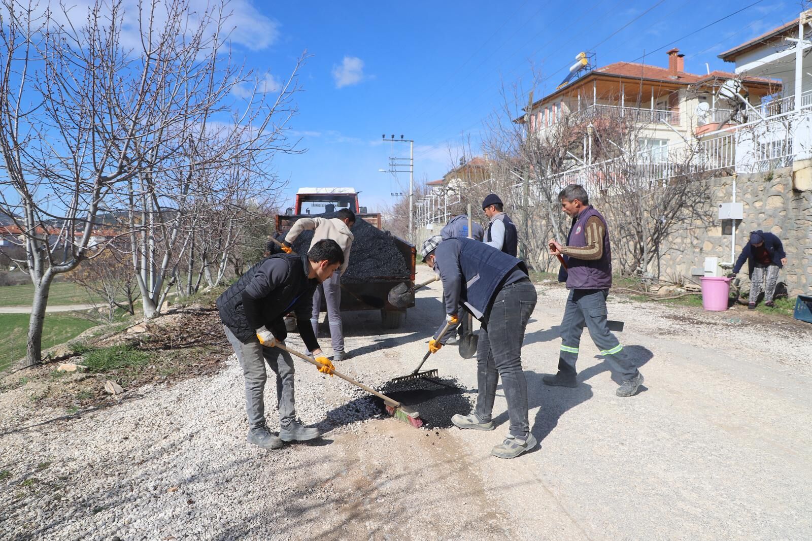Antalya’nın Topuklu Efesi Saniye Caran’dan Yol Çalışması (4)