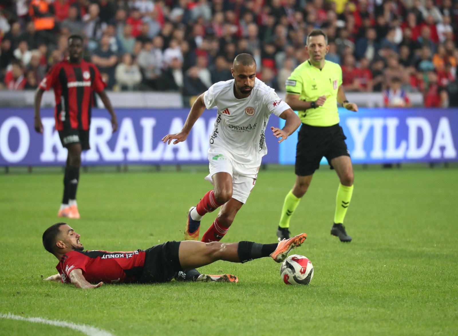 Antalyaspor’da Ramzi Safouri Şoku (1)Ii