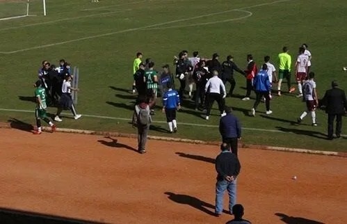 Antrenör Hakeme Saldırdı, Maç Yarıda Kaldı (2)