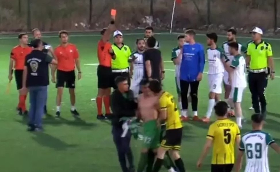 Antrenör Hakeme Saldırdı, Maç Yarıda Kaldı (3)