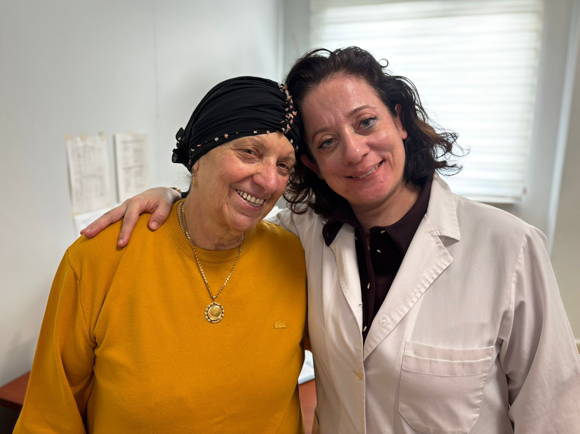 Artvin’de Ses Teller Felç Olan Anneyi Antalya’daki Doktor Kızı Tedavi Etti (1)