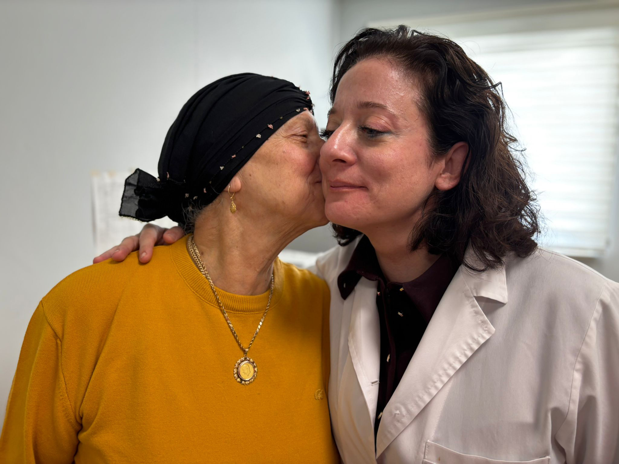 Artvin’de Ses Teller Felç Olan Anneyi Antalya’daki Doktor Kızı Tedavi Etti (2)