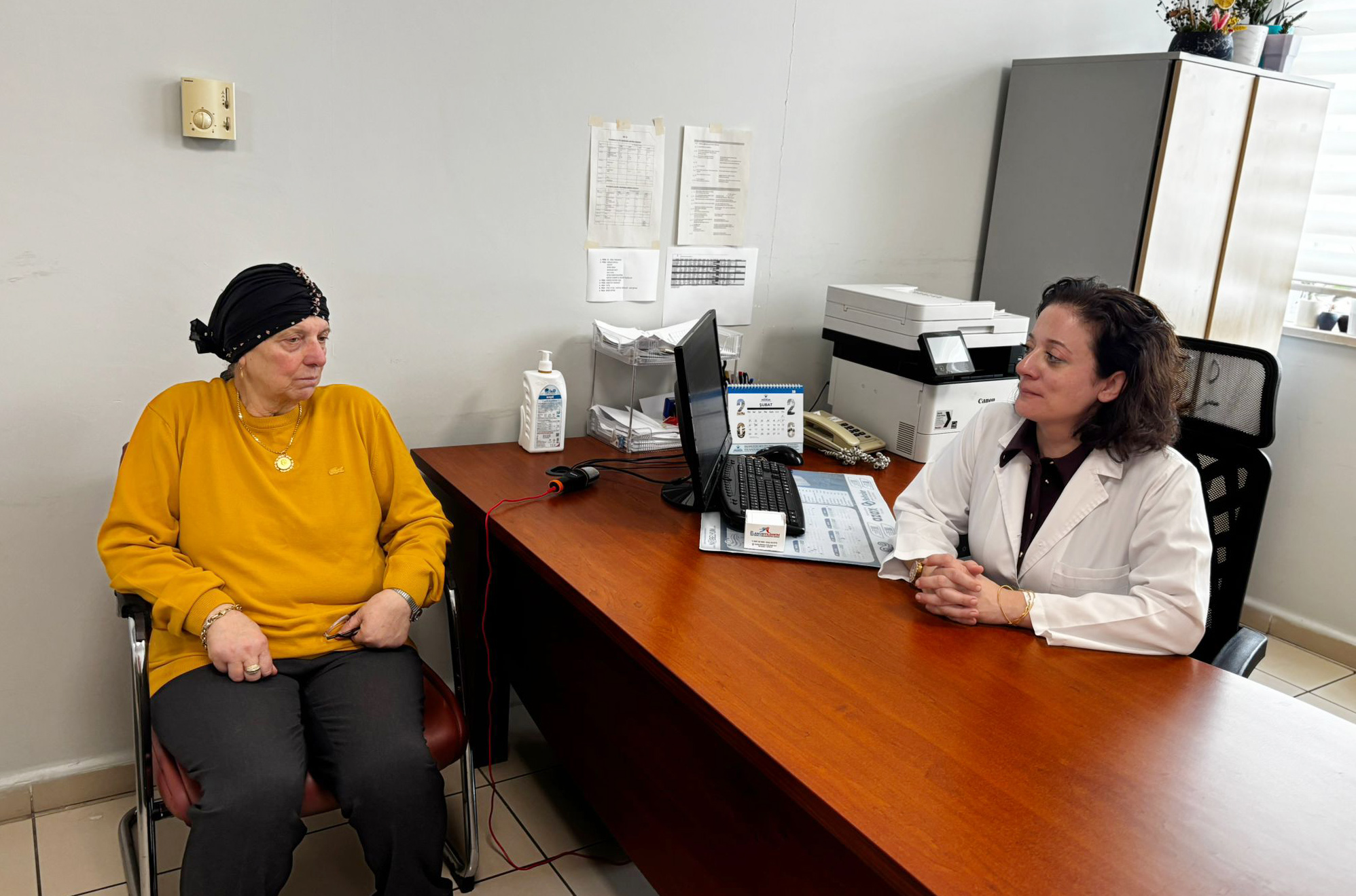 Artvin’de Ses Teller Felç Olan Anneyi Antalya’daki Doktor Kızı Tedavi Etti (3)