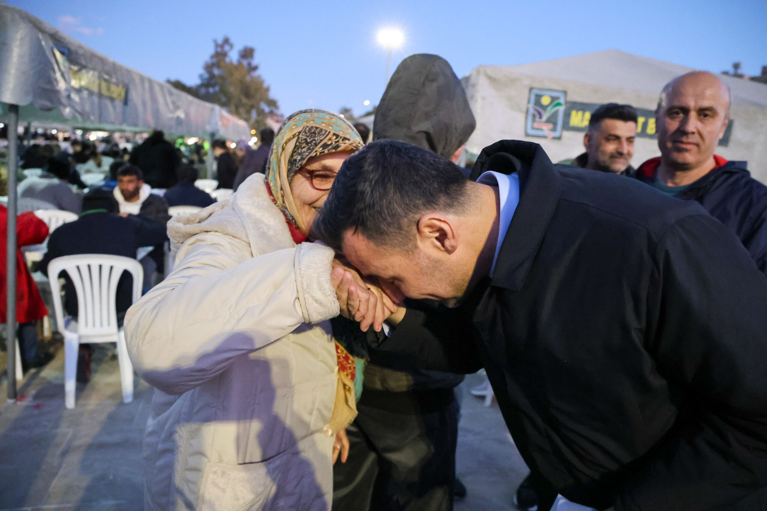 Baskan Vekili Cicek Vatandaslarla Iftar Sofrasinda Bulustu (2)