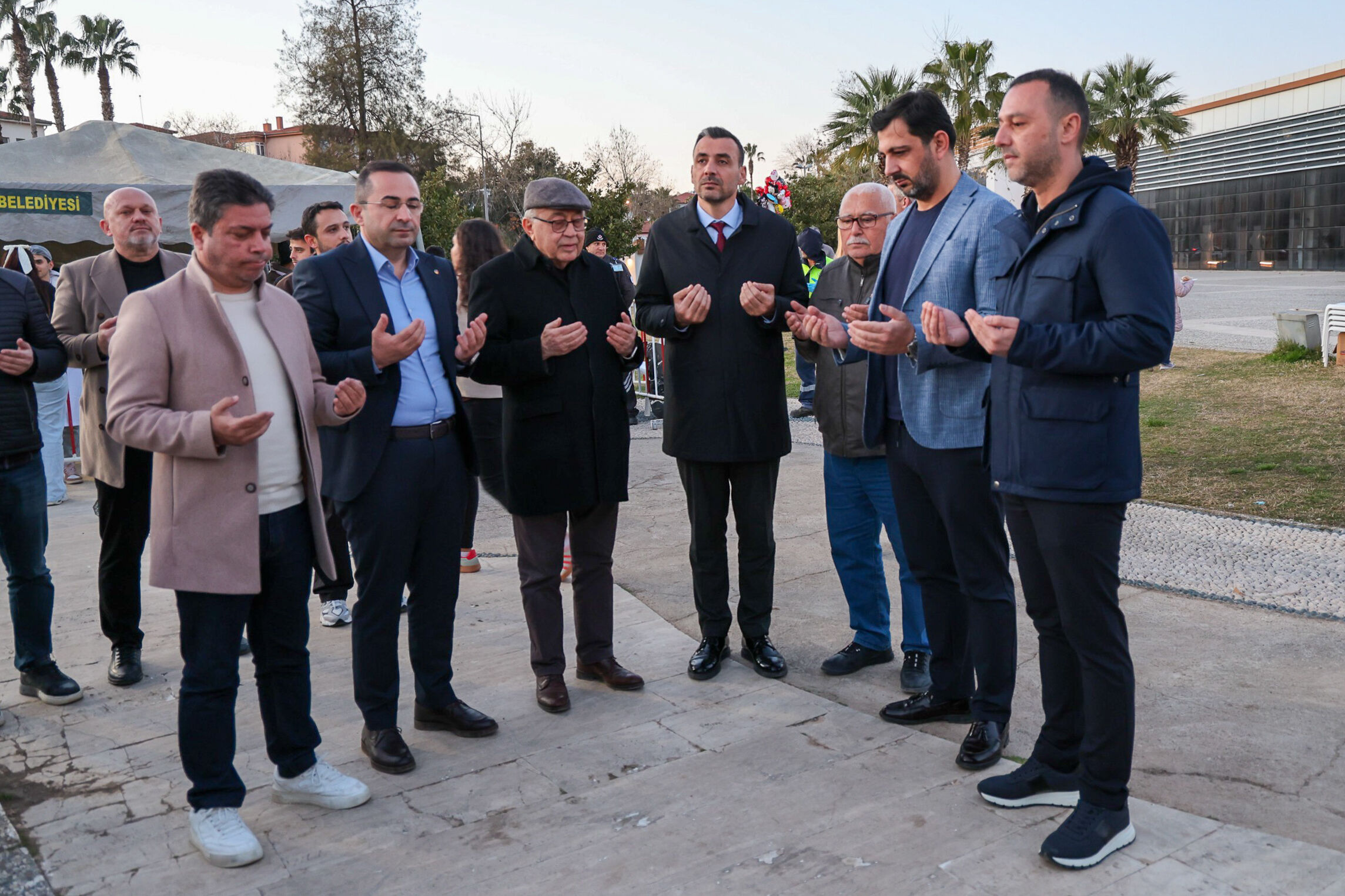 Baskan Vekili Cicek Vatandaslarla Iftar Sofrasinda Bulustu (4)