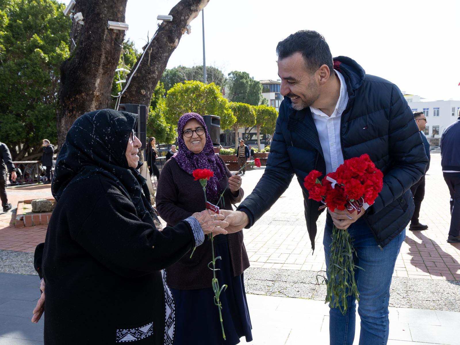 Başkan Vekili Çiçek Ve Eşi Sevgililer Gününde Çiçek Dağıttı (3)