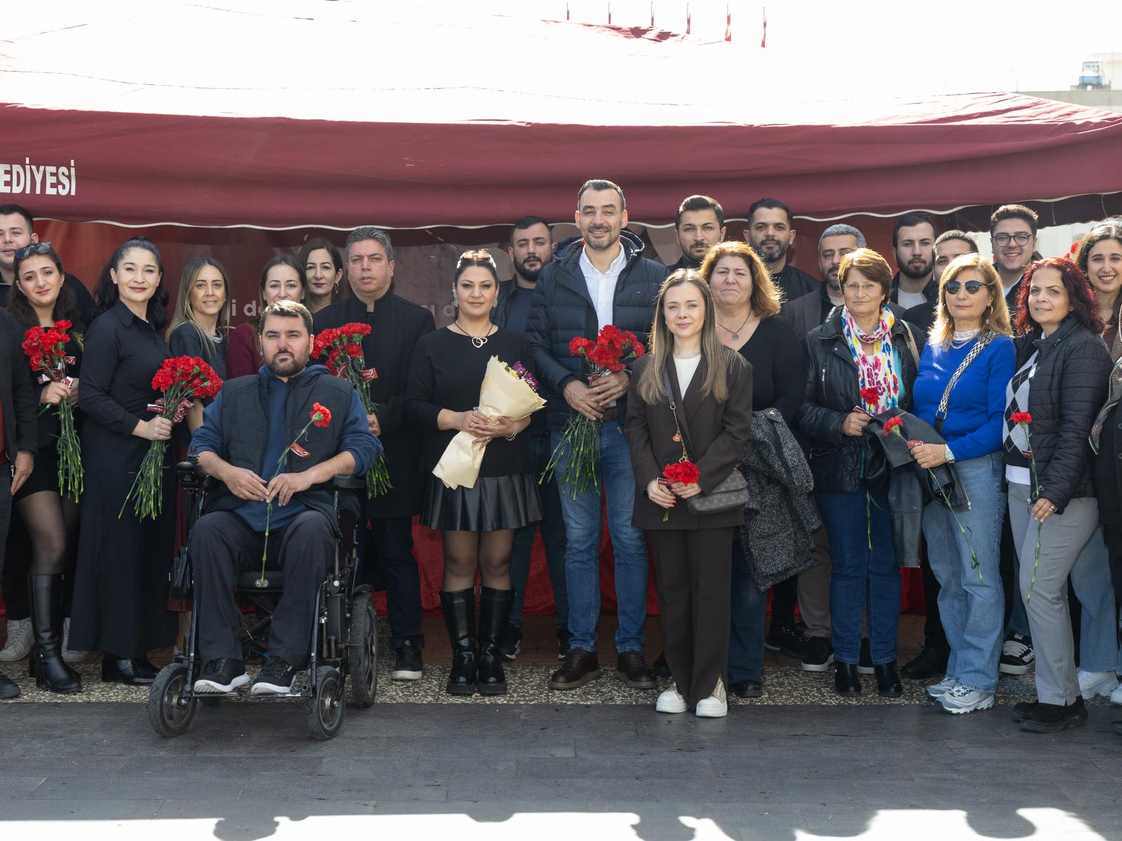 Başkan Vekili Çiçek Ve Eşi Sevgililer Gününde Çiçek Dağıttı (6)