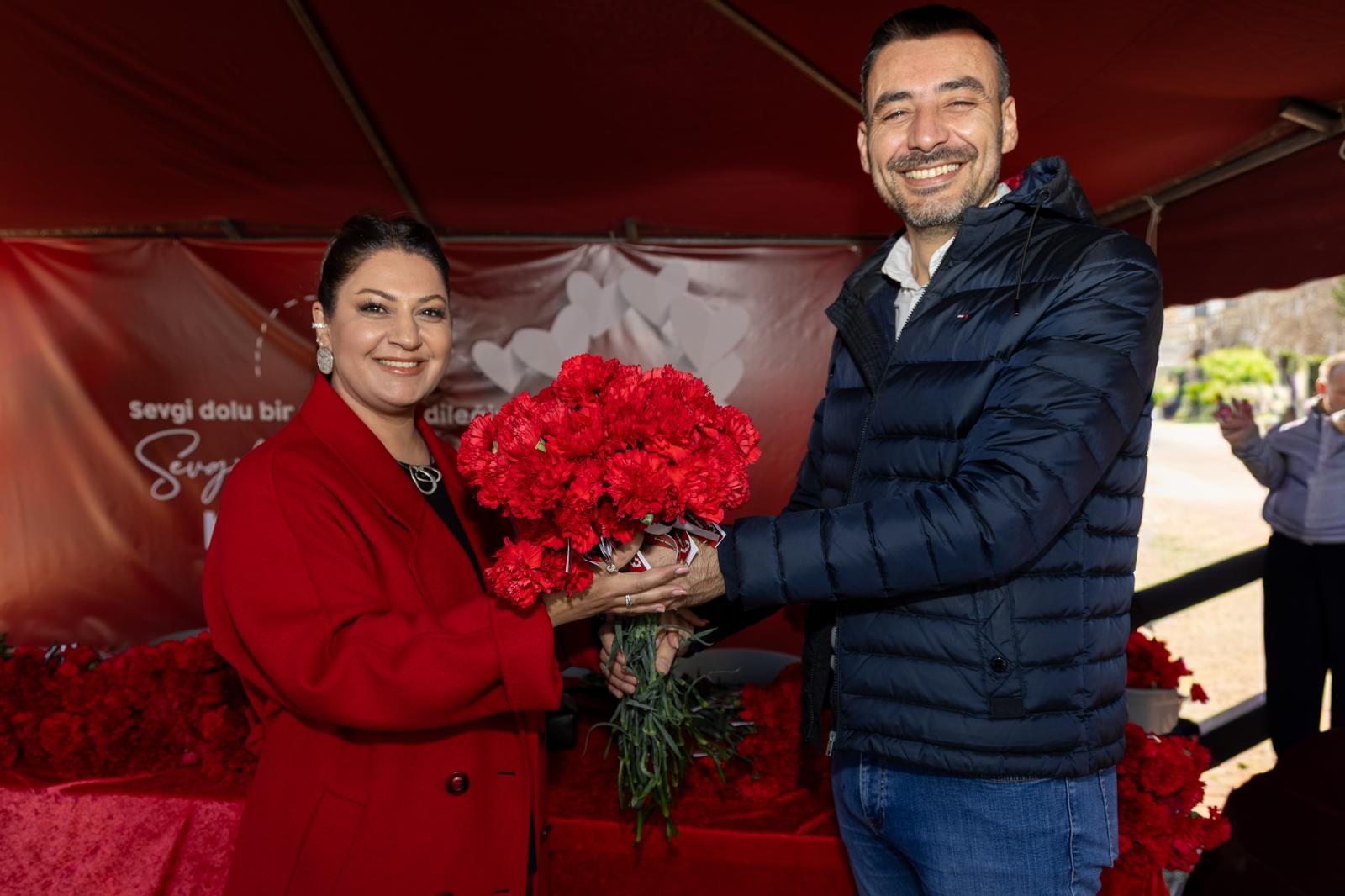 Başkan Vekili Çiçek Ve Eşi Sevgililer Gününde Çiçek Dağıttı (7)