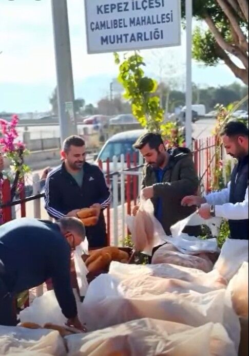 Camlibel Mahalle Muhtari Ramazan Catal Ekmek Dagitiyor (3)