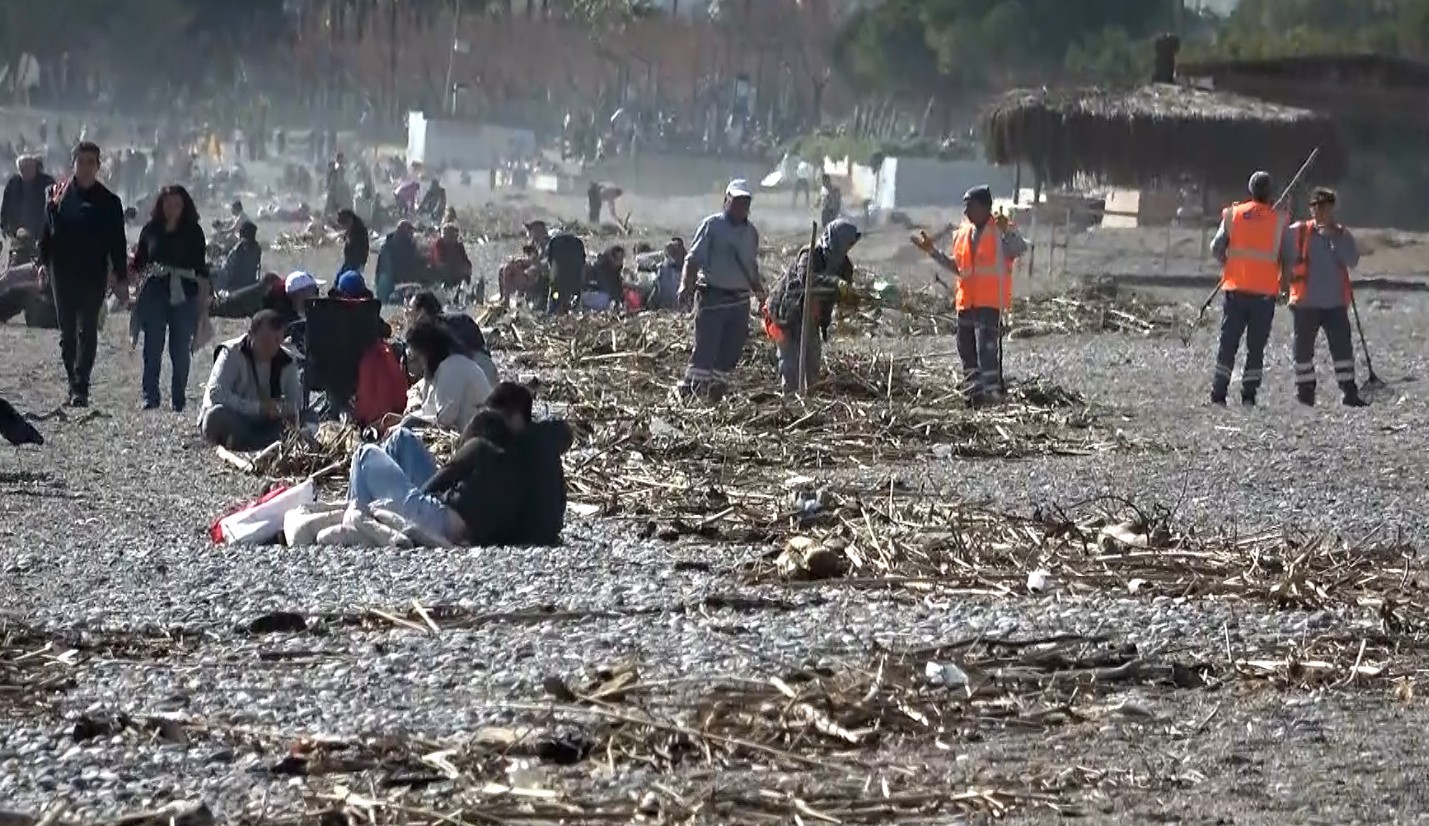 Fırtına Sonrası Antalya Konyaaltı’na Akın Etti (5)