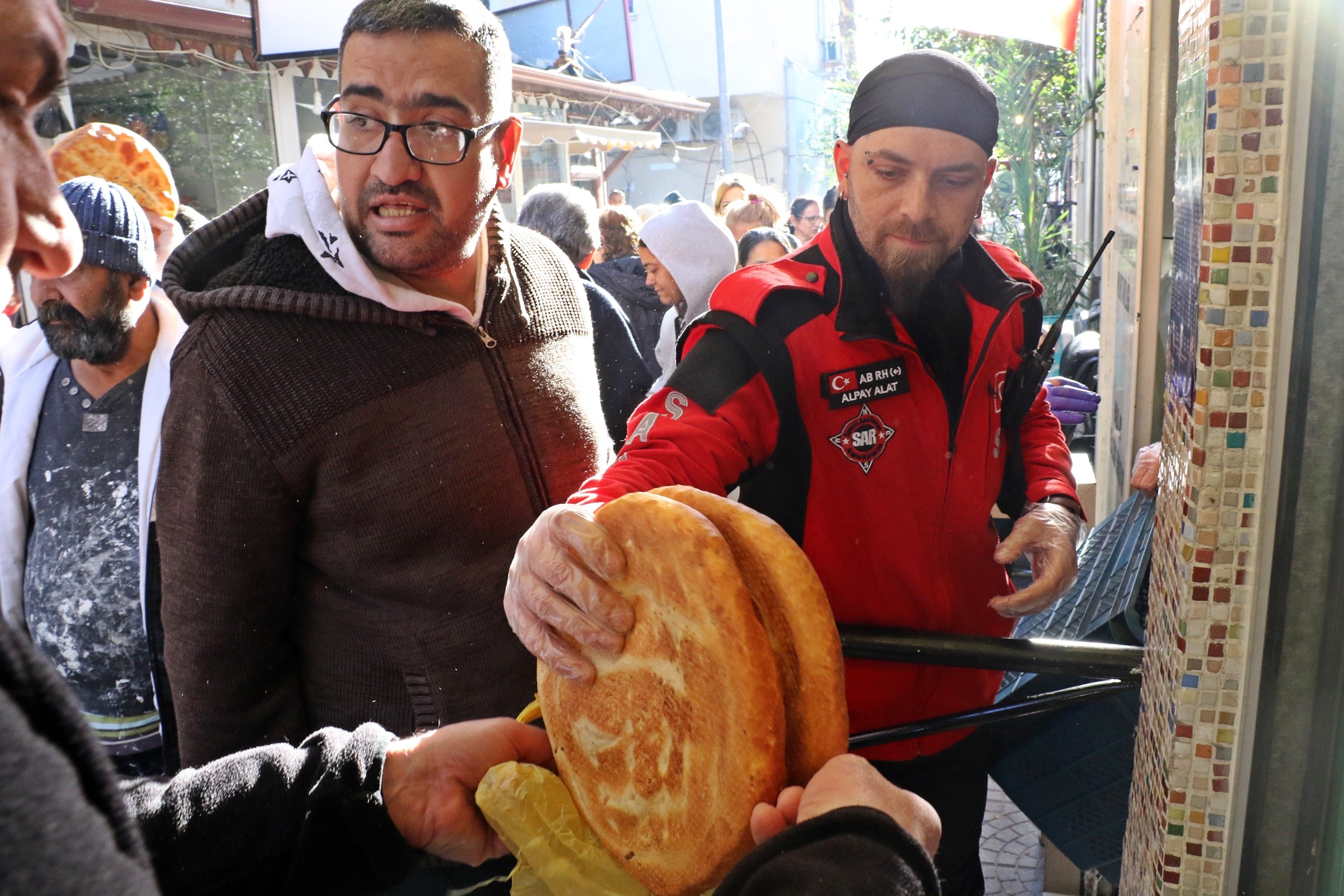 Gizli Hayırseverin Ücretsiz Pide Kuyruğu (1)