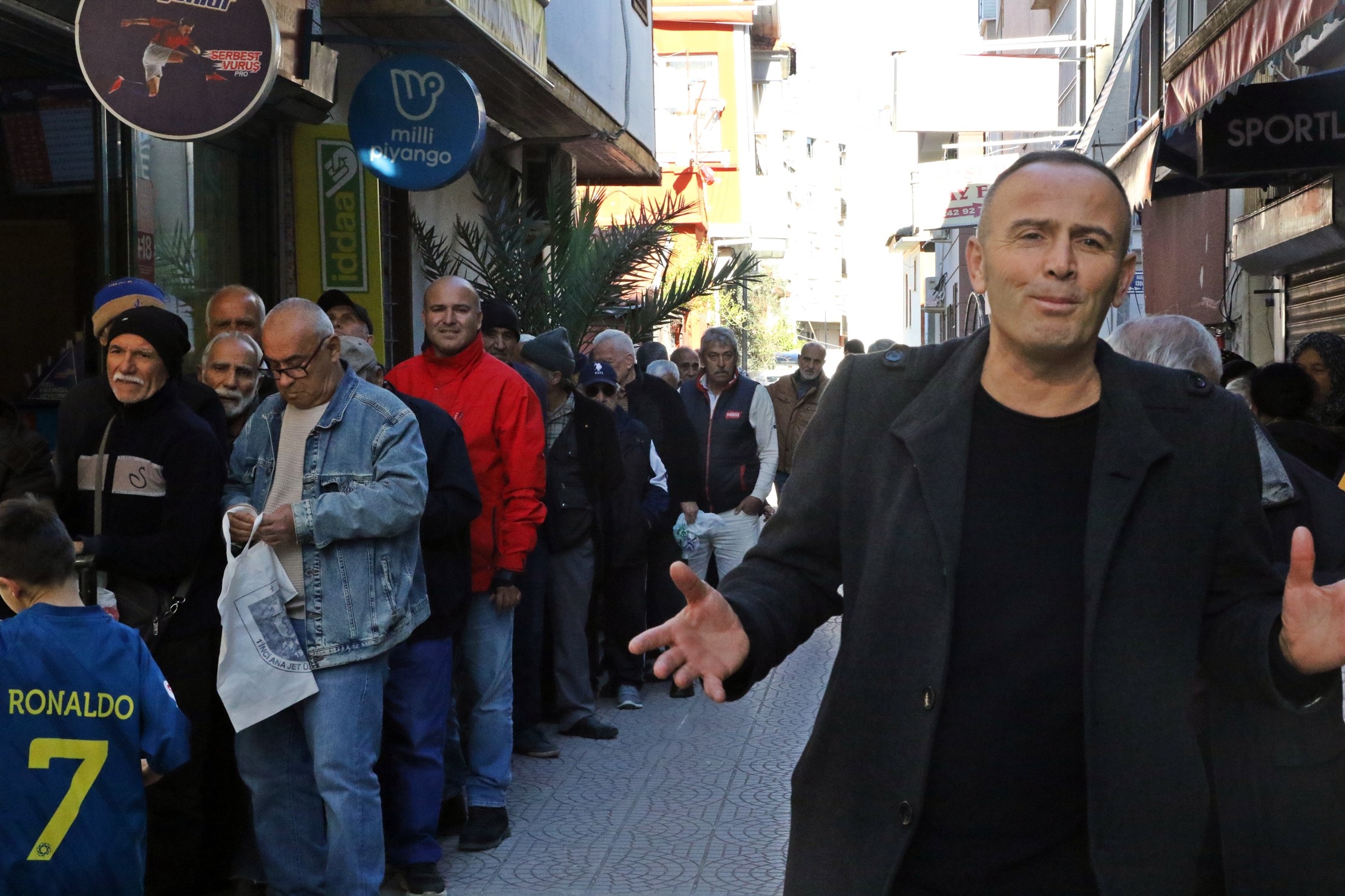 Gizli Hayırseverin Ücretsiz Pide Kuyruğu (2)