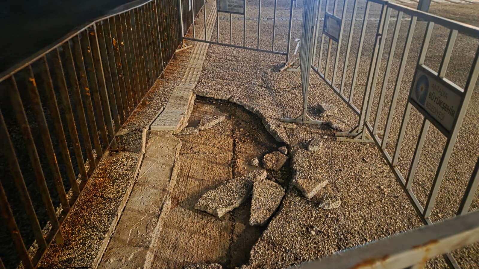 Konyaaltı Sahili'nde Görüntü Var, Hizmet Yok (4)