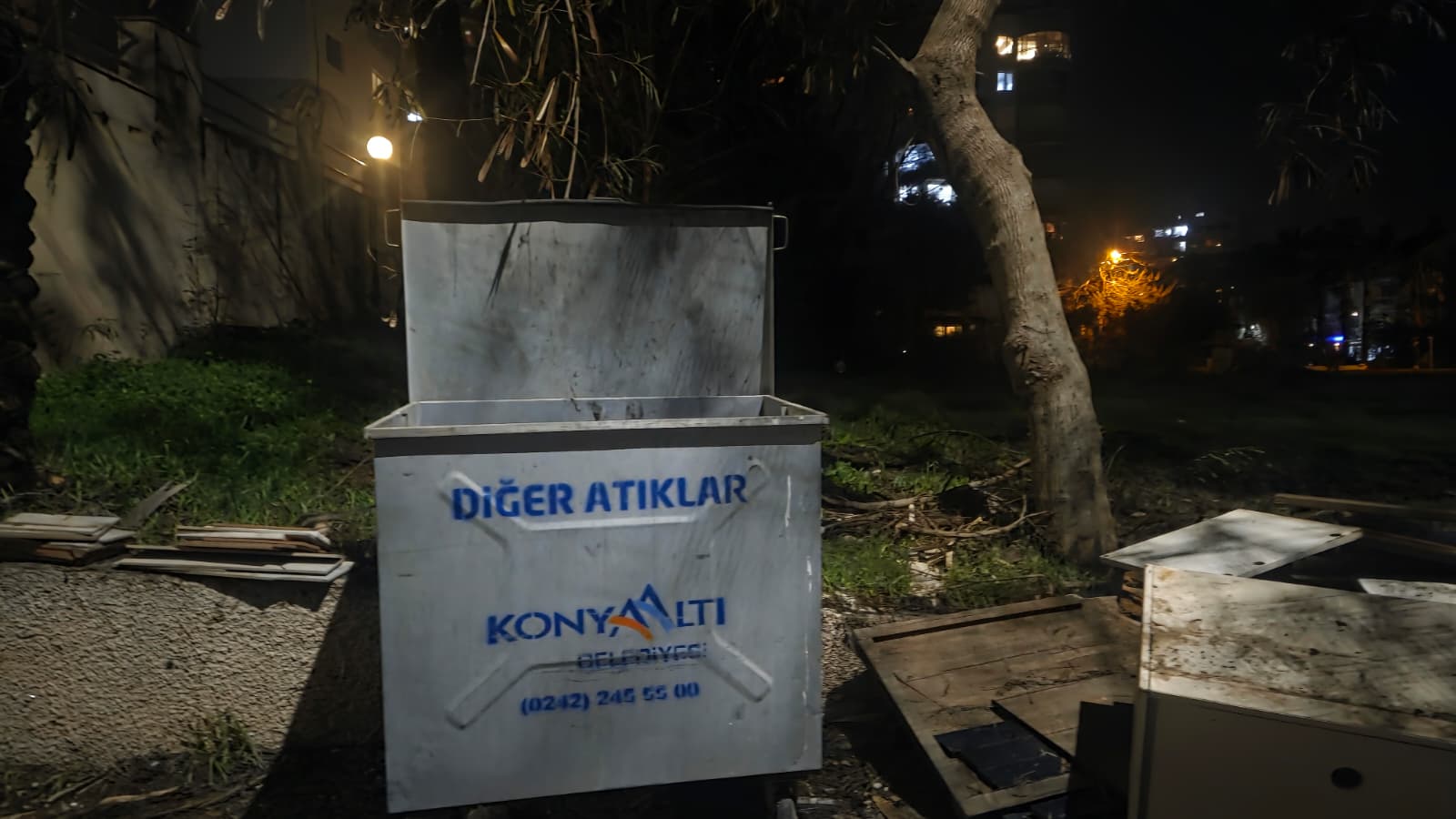 Konyaaltı’nda Çöp Kutuları Boş, Sokaklar Dolu (1)