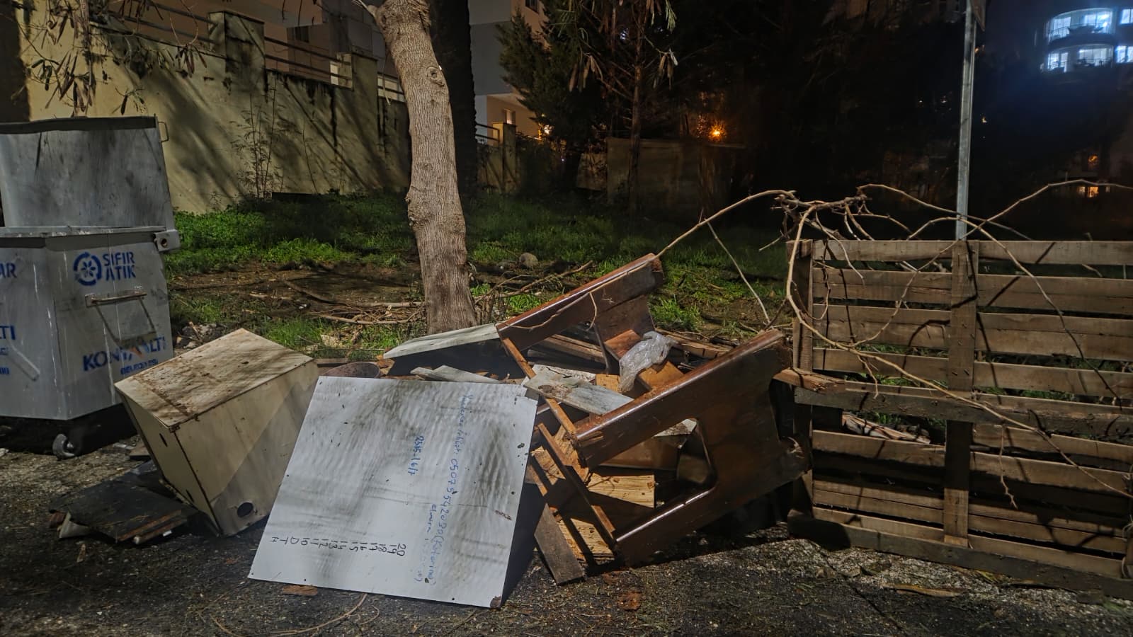 Konyaaltı’nda Çöp Kutuları Boş, Sokaklar Dolu (5)