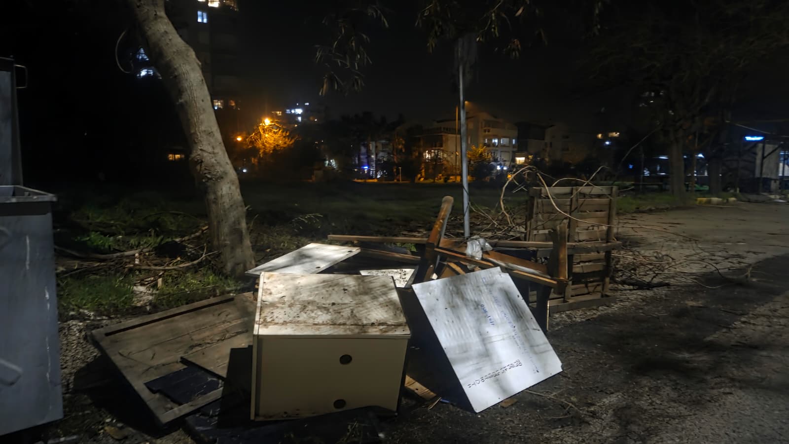 Konyaaltı’nda Çöp Kutuları Boş, Sokaklar Dolu (6)