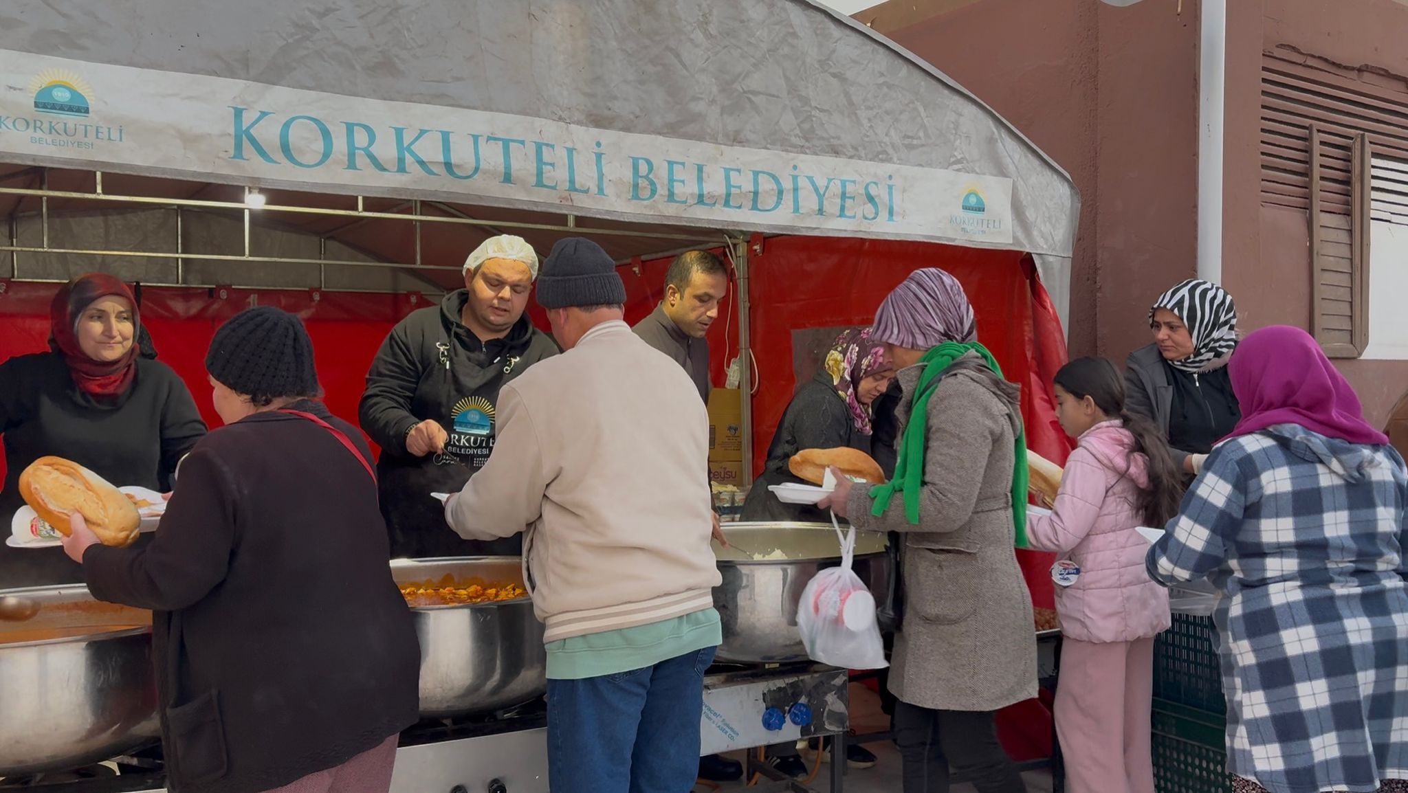 Korkuteli’de Ramazan Bereketi Şehitler Anıtı’nda Paylaşılıyor (1)