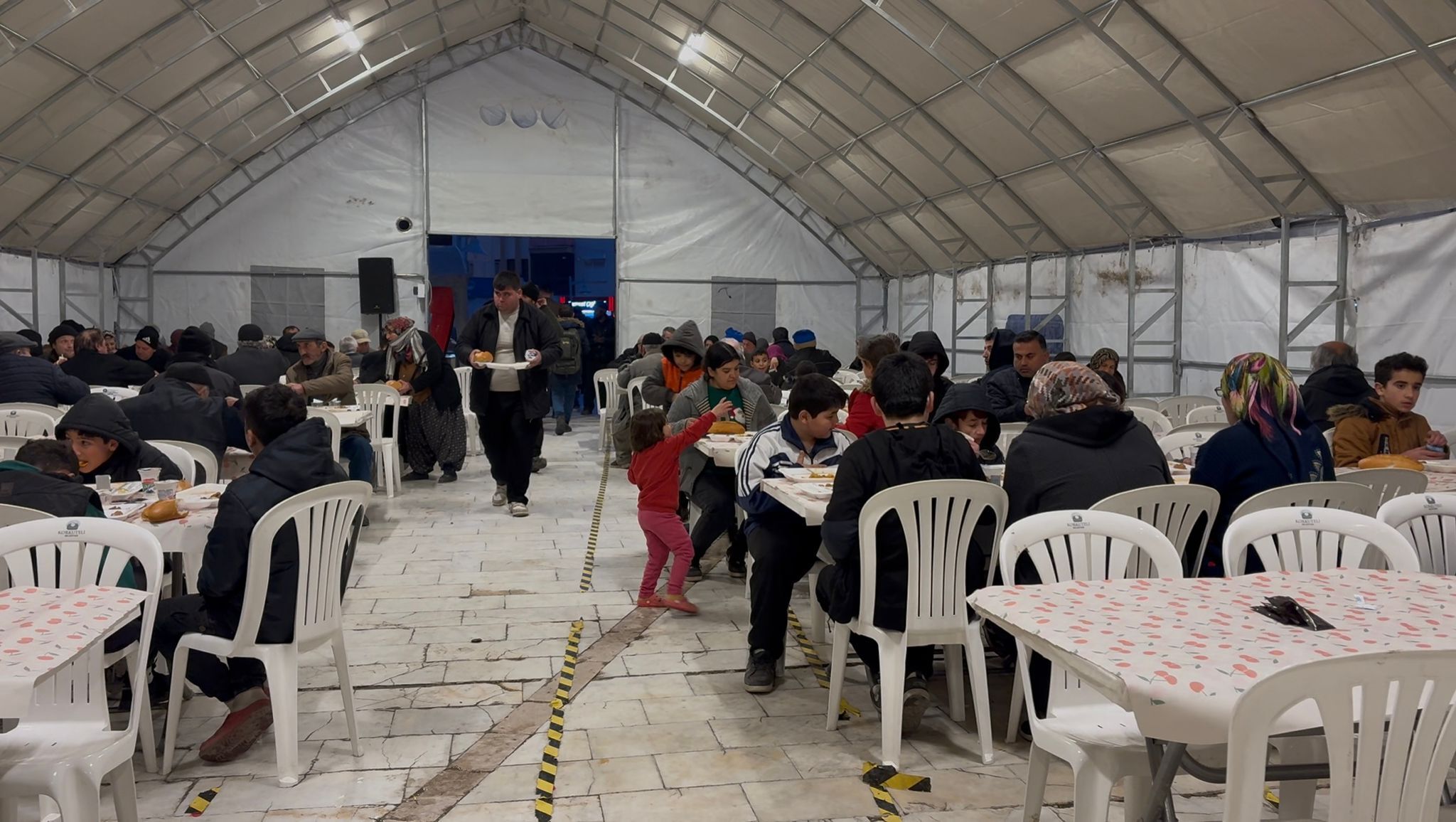 Korkuteli’de Ramazan Bereketi Şehitler Anıtı’nda Paylaşılıyor (2)