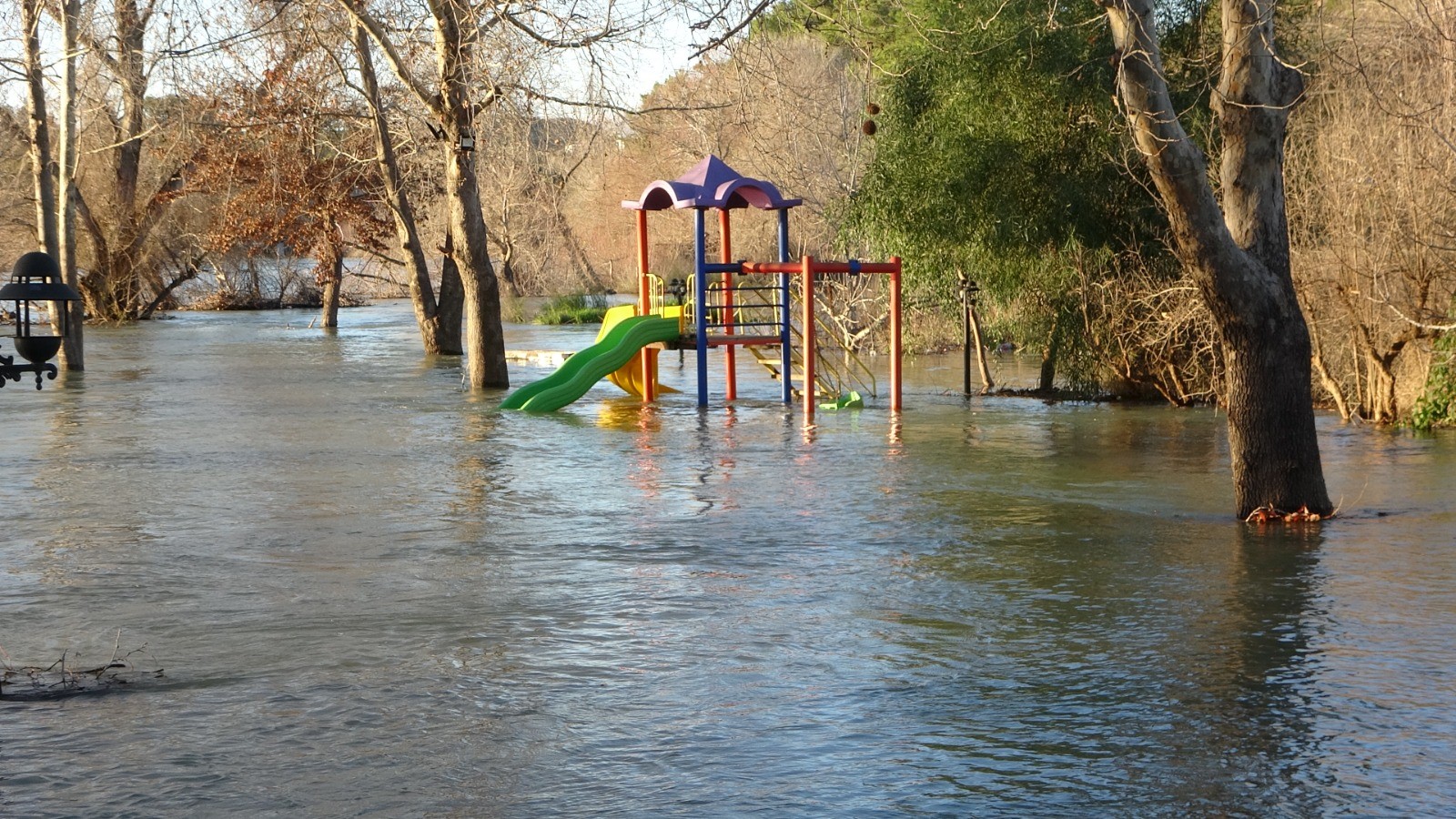 Manavgat Irmağı Taştı, Kenarındaki Işletmeler Sular Altında Kaldı (1)