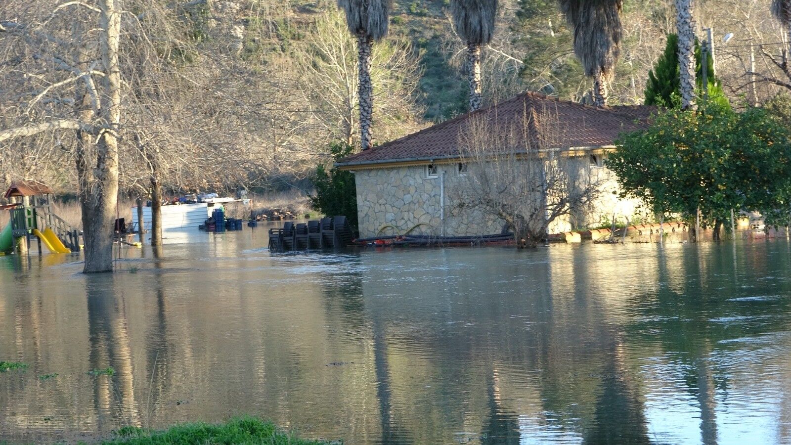 Manavgat Irmağı Taştı, Kenarındaki Işletmeler Sular Altında Kaldı (5)