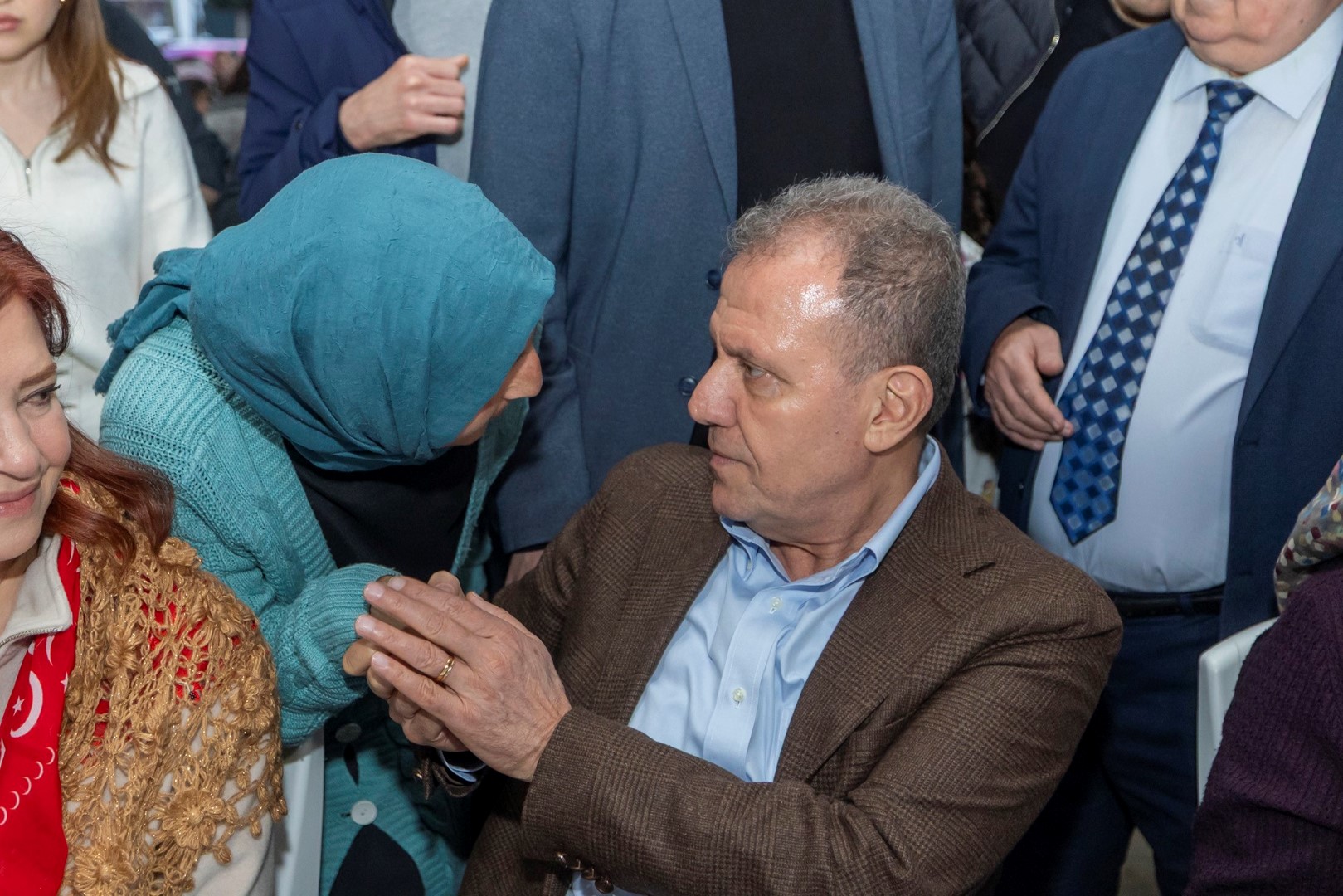 Mersin Büyükşehir Belediye Başkanı Vahap Seçer Vatandaşlarla Iftarda Buluştu (2)