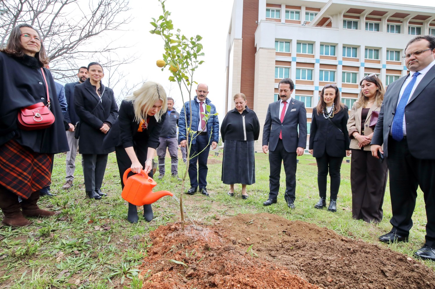 Rektör Özkan, İlahiyat Fakültesi’nde Ağaç Dikti, Gazze Sergisini Gezdi (5)