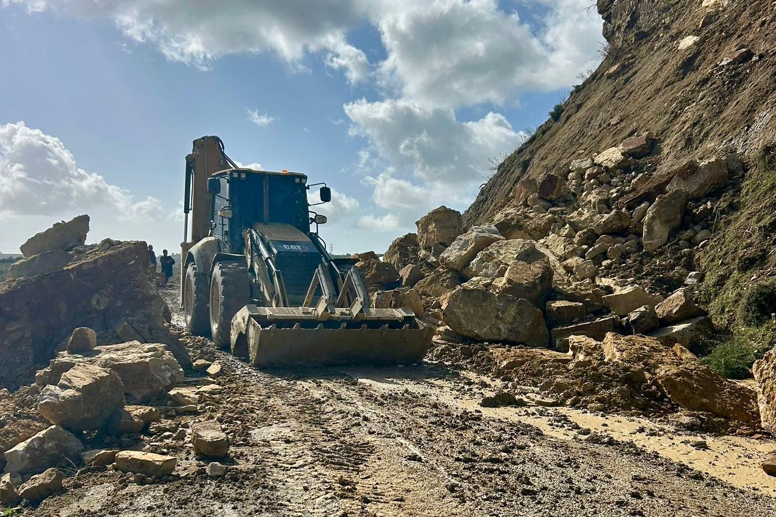 Sağanak Sonrası Manavgat’ta Heyelan Alarmı Kapanan Yollar Kısa Sürede Açıldı (2)