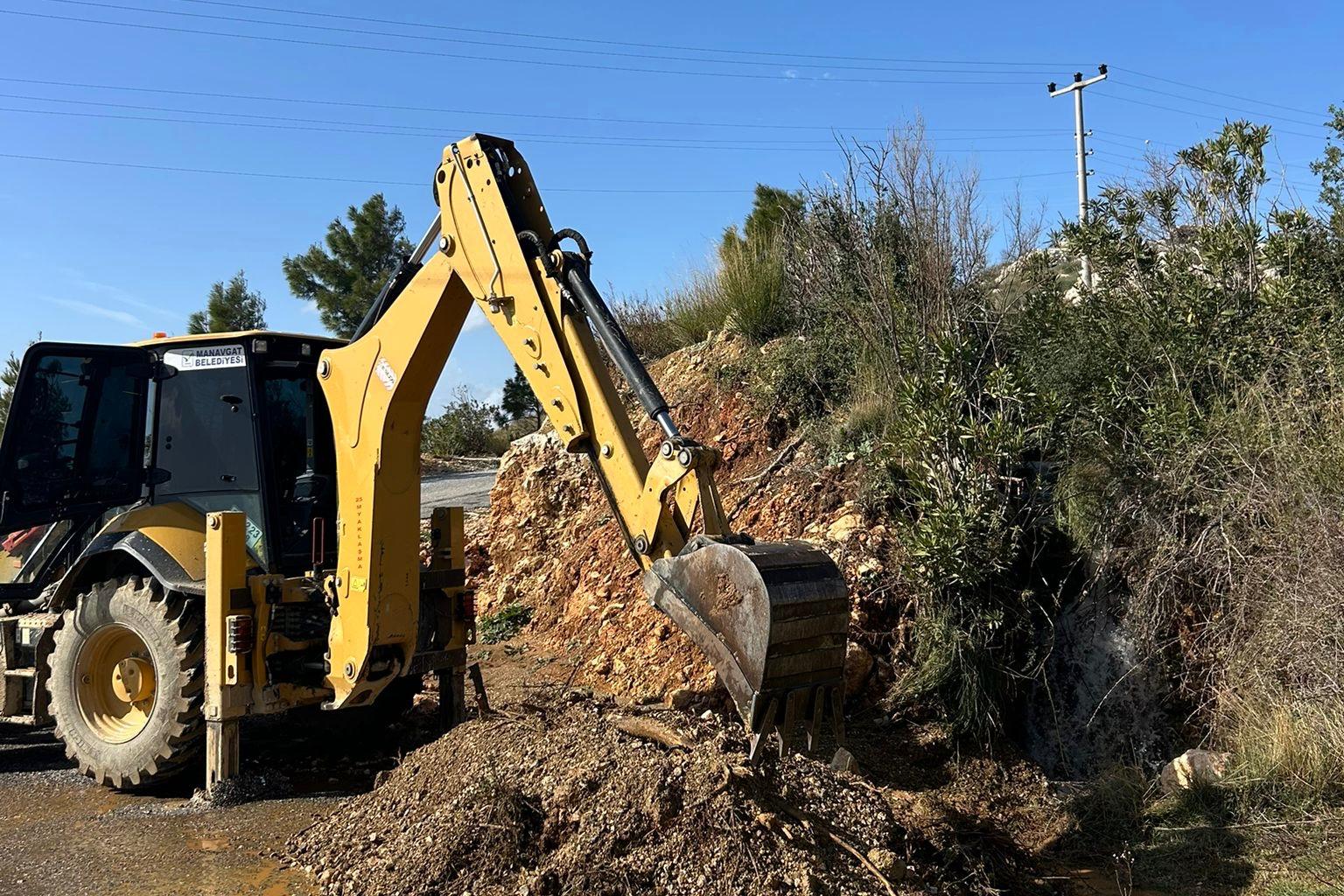Sağanak Sonrası Manavgat’ta Heyelan Alarmı Kapanan Yollar Kısa Sürede Açıldı (4)