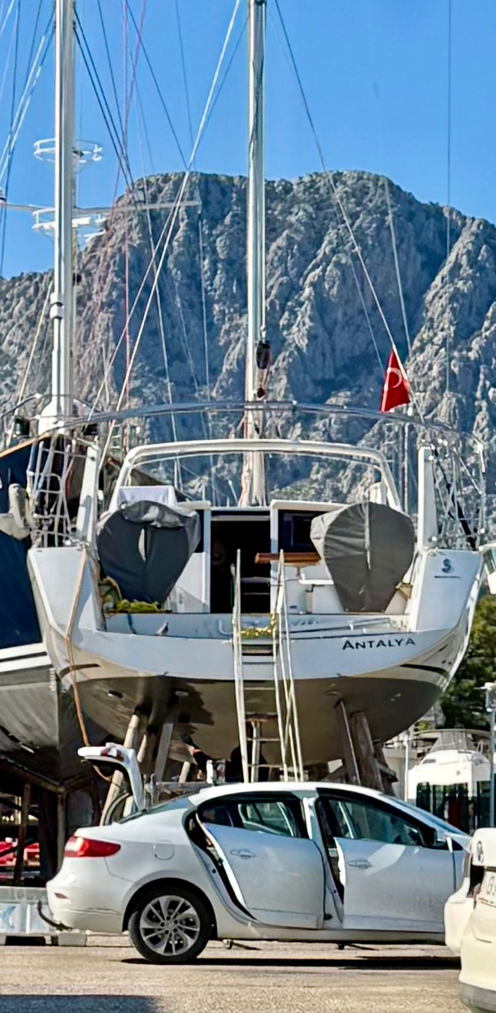 Teknesi Karada, Kendisi Firarda (1)-1