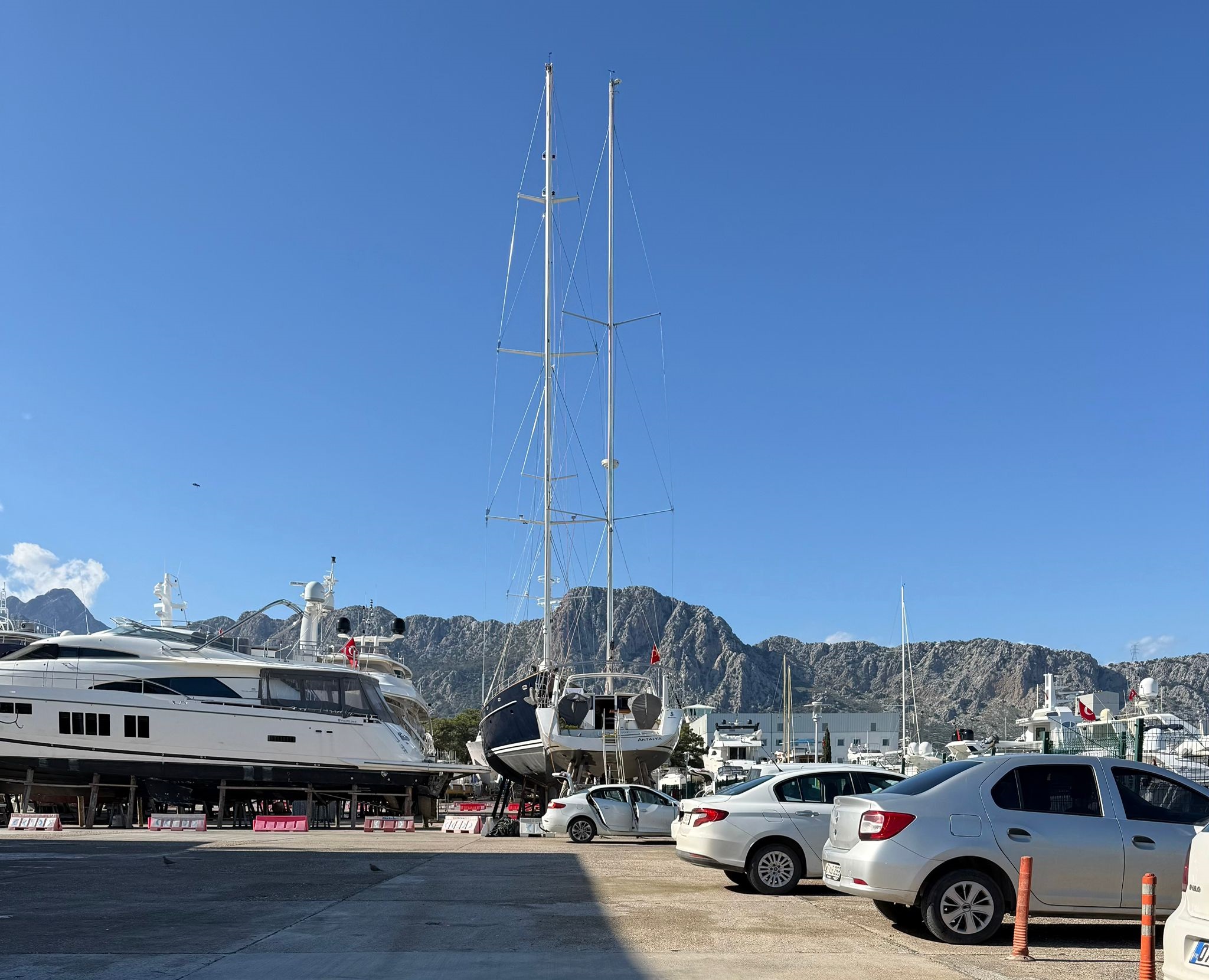 Teknesi Karada, Kendisi Firarda (2)