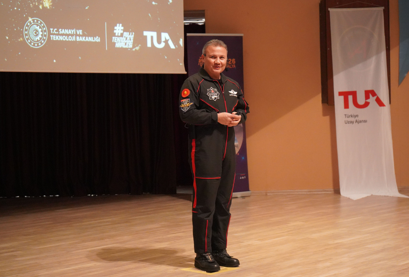 Türkiye'nin Ilk Astronotu Gezeravcı, Üniversitelilerle Buluştu (2)