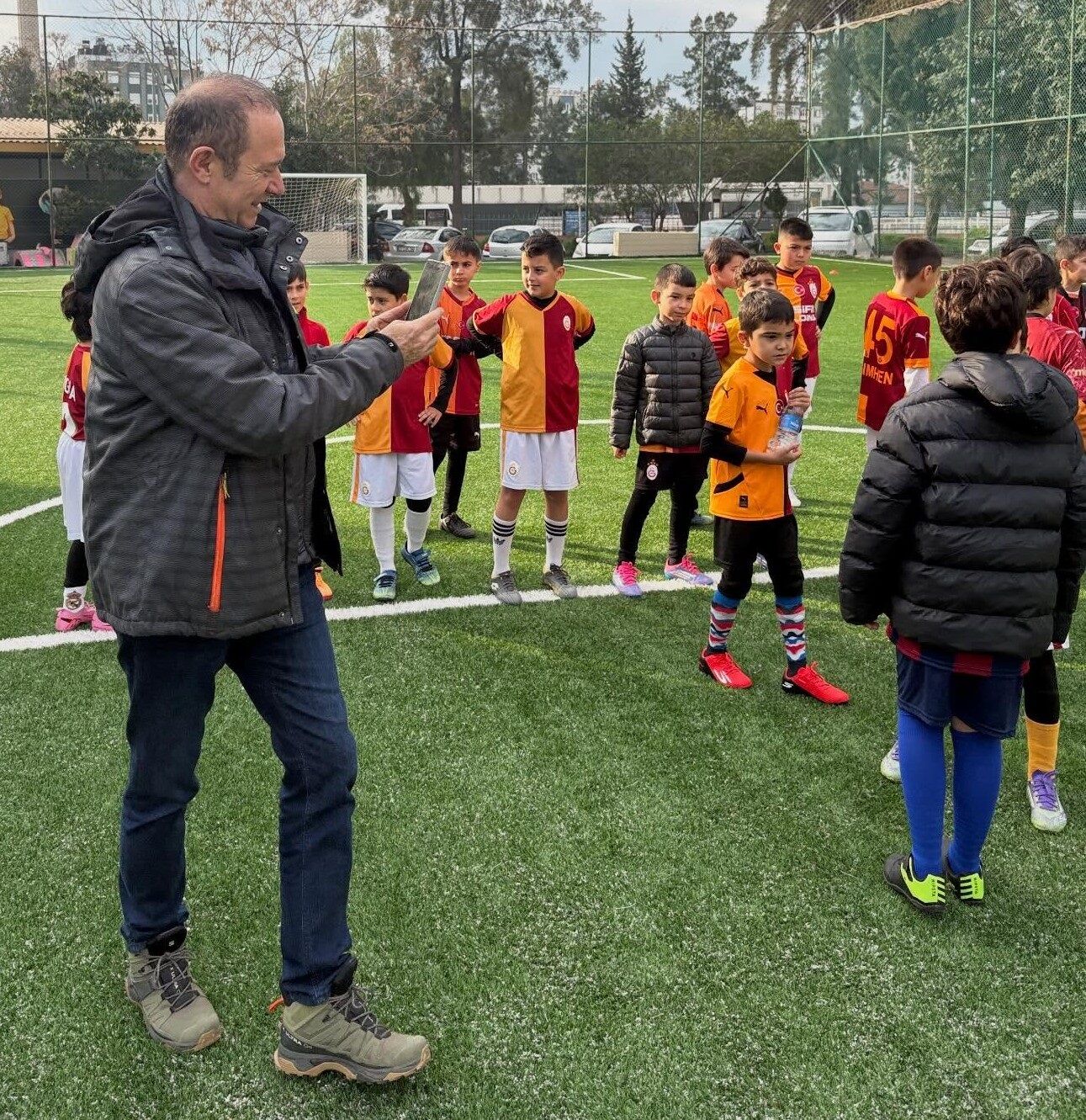 Ünlü Sanatçı Sümer Ezgü, Çocuklarla Spor Sohbeti Yaptı (1)