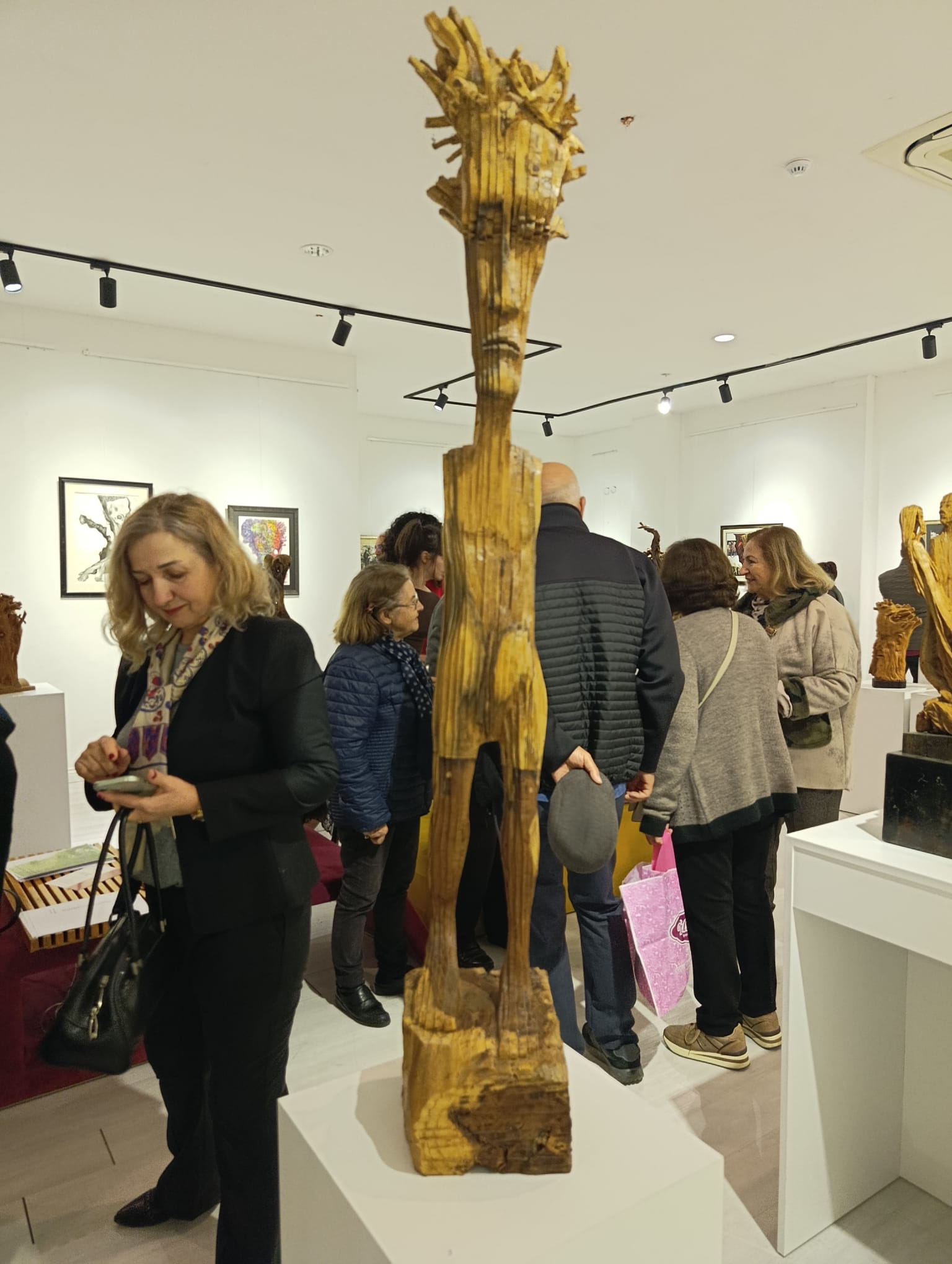 Usta Sanatçi Salehatti̇n Gökoğlan’in ‘Hayat Ağaci’ Temali Sergi̇si̇ Antalya’da Açildi (1)